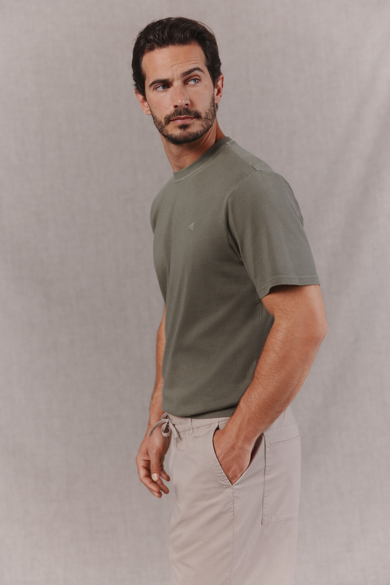OOTO T-shirt b&aacute;sica lavagem desbotada com bordado avi&atilde;o