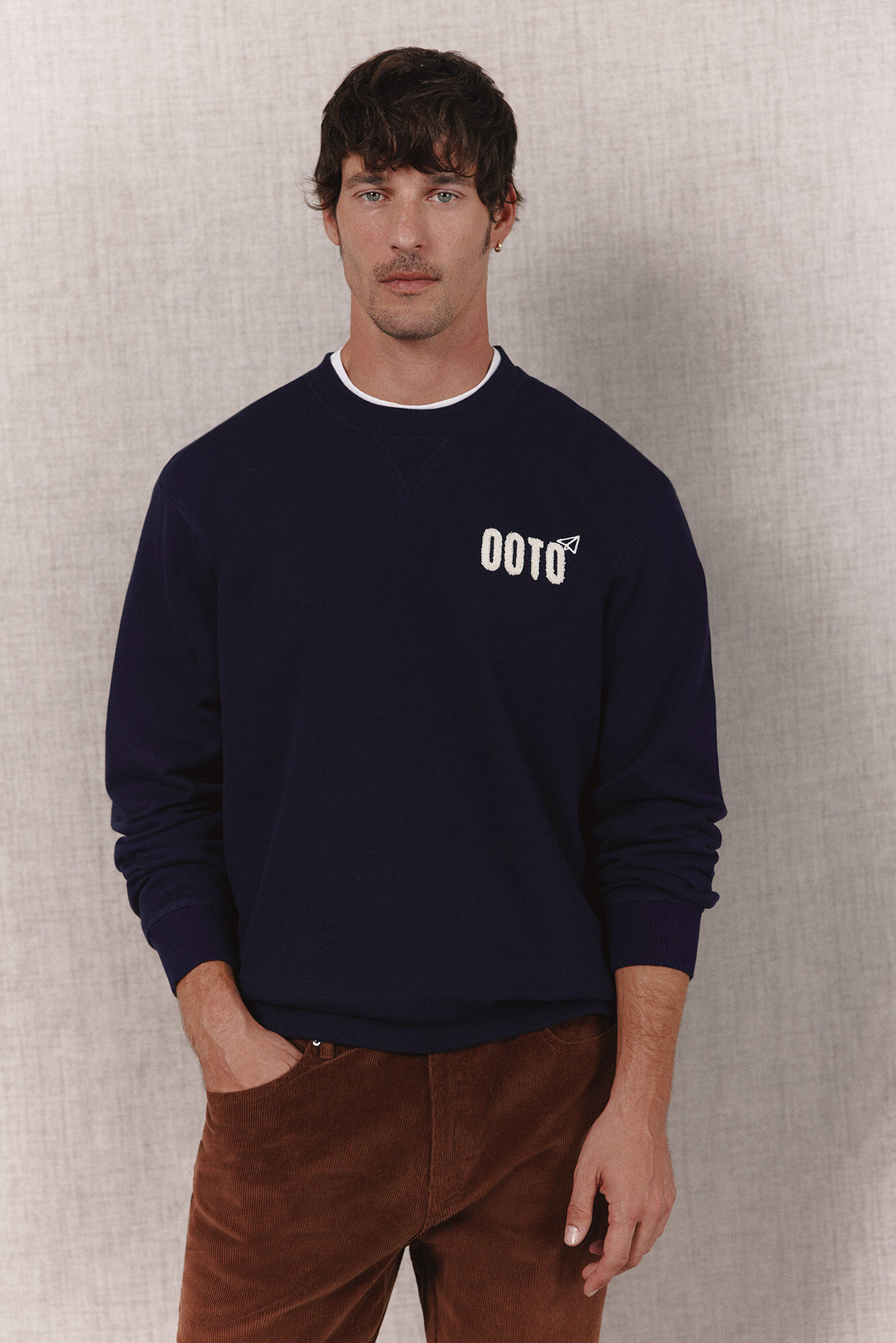 OOTO Sweatshirt com logo bordado gola caixa