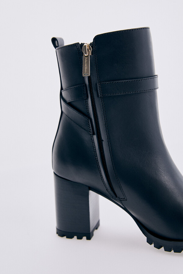 Pedro del Hierro Leather heeled ankle boot with track sole Black