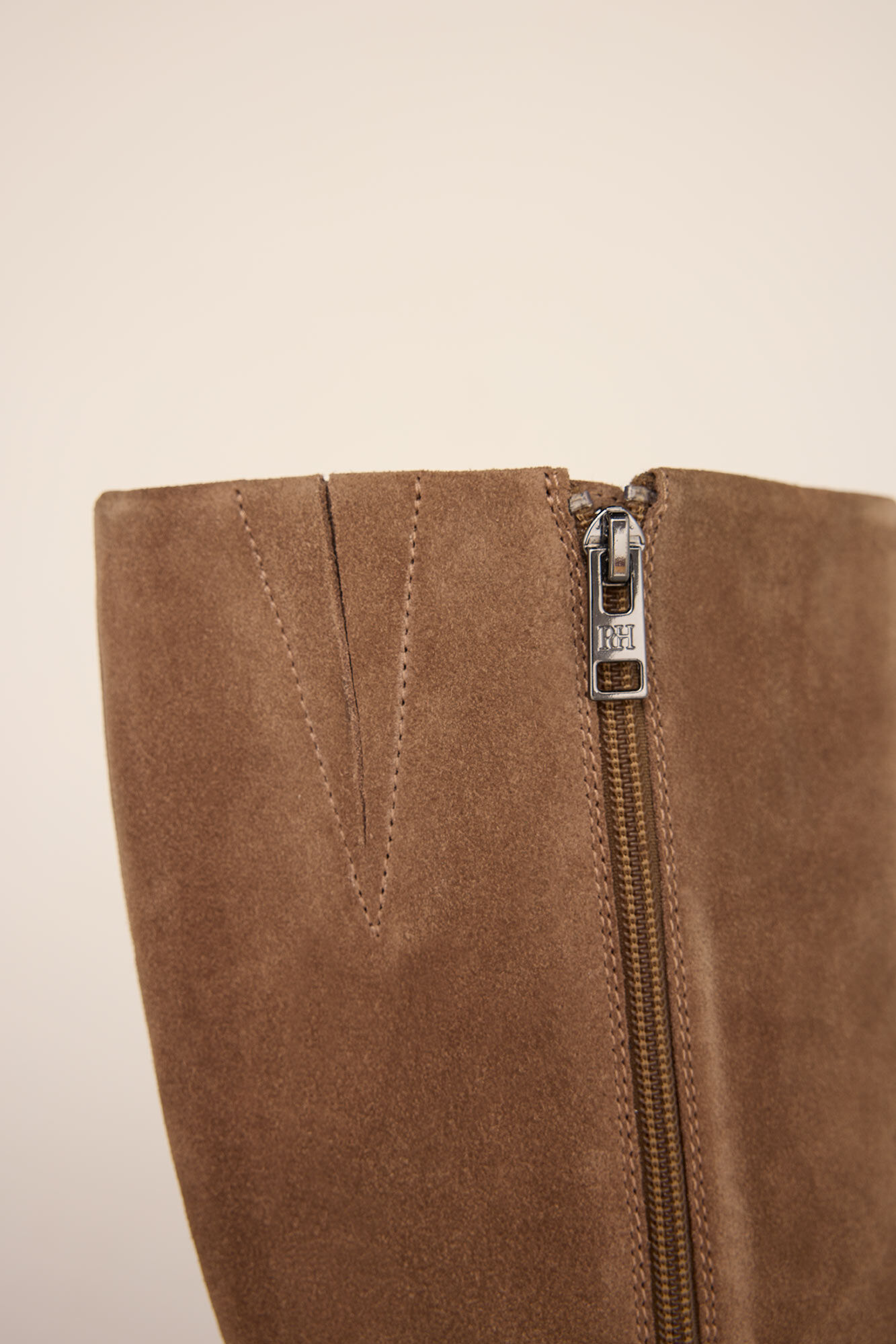 Pedro del Hierro Bota alta estilo equestre com salto baixo em croute Beige