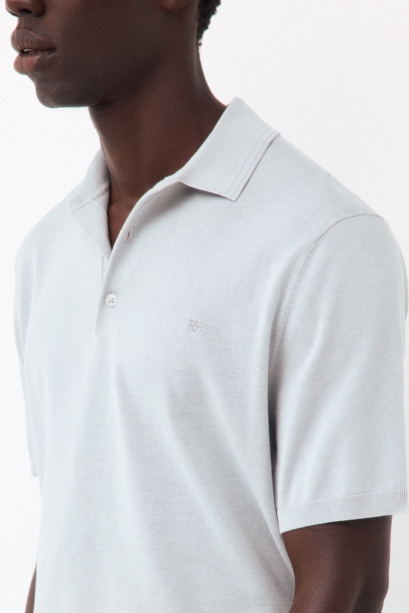 Pedro del Hierro <br>- Regular fit en cuello polo botones<br>- Punto fino en 100% algod&oacute;n premium<br>- Manga corta<br>- Logo bordado en el pecho de PDH<br>- Al comprar nuestros productos de algod&oacute;n est&aacute;s apoyando nuestra inversi&oacute;n en la iniciativa Better Cotton. Este p