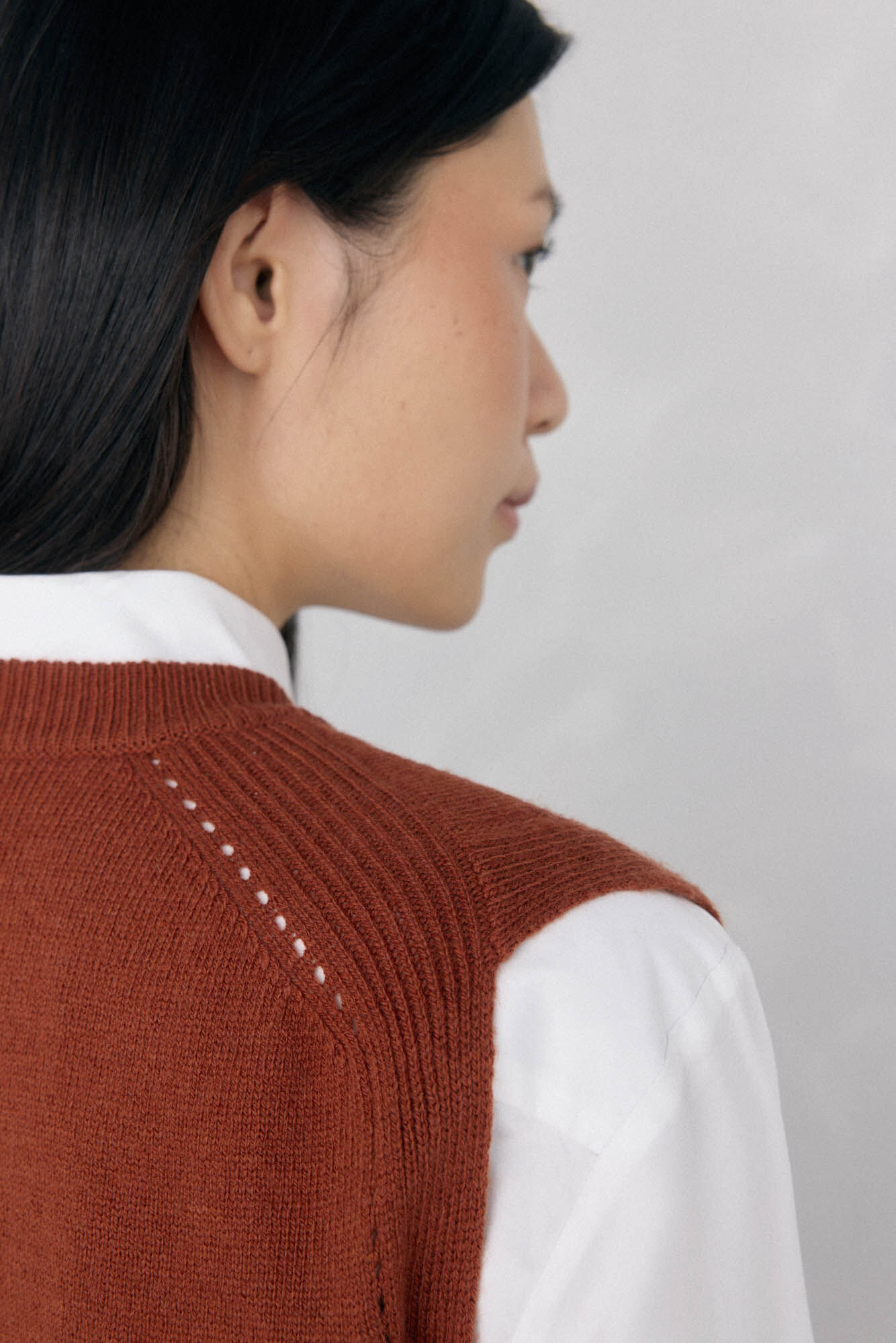 Pedro del Hierro Chaleco de punto lana calados Marr&oacute;n