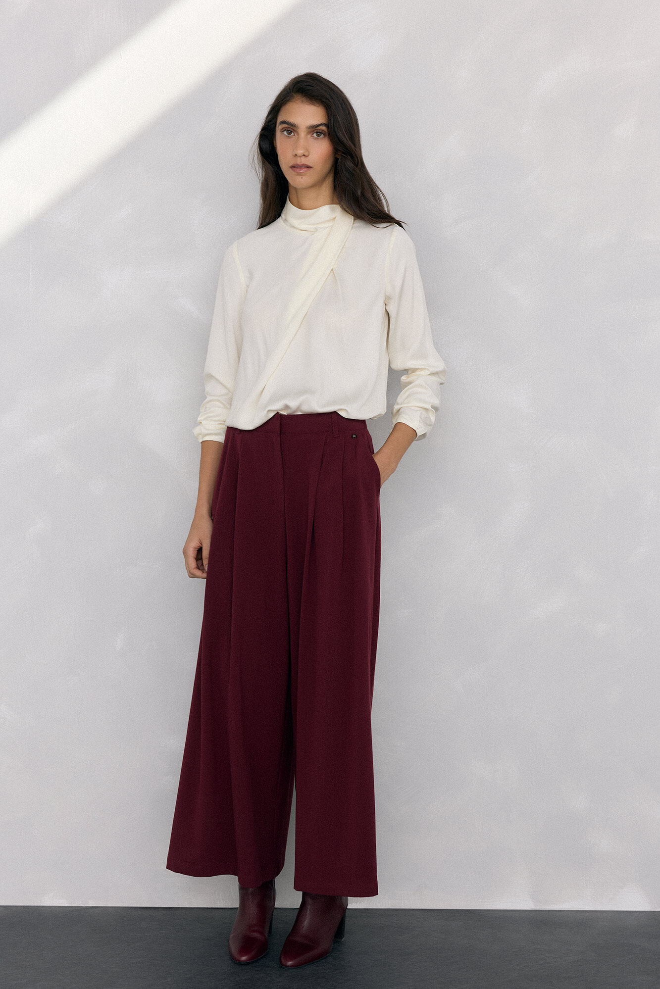 Pedro del Hierro Blusa de cetim com gola alta Ecru