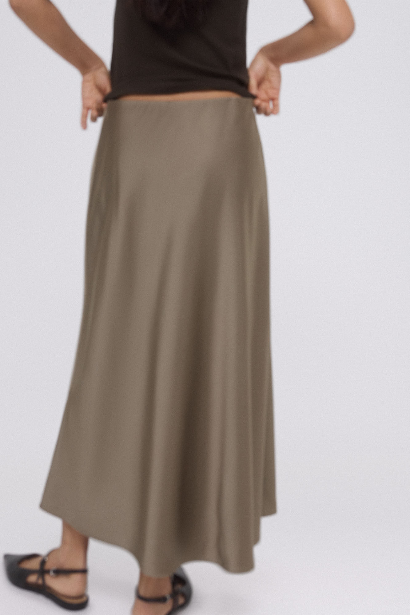 Pedro del Hierro Falda midi con vuelo satinada Beige