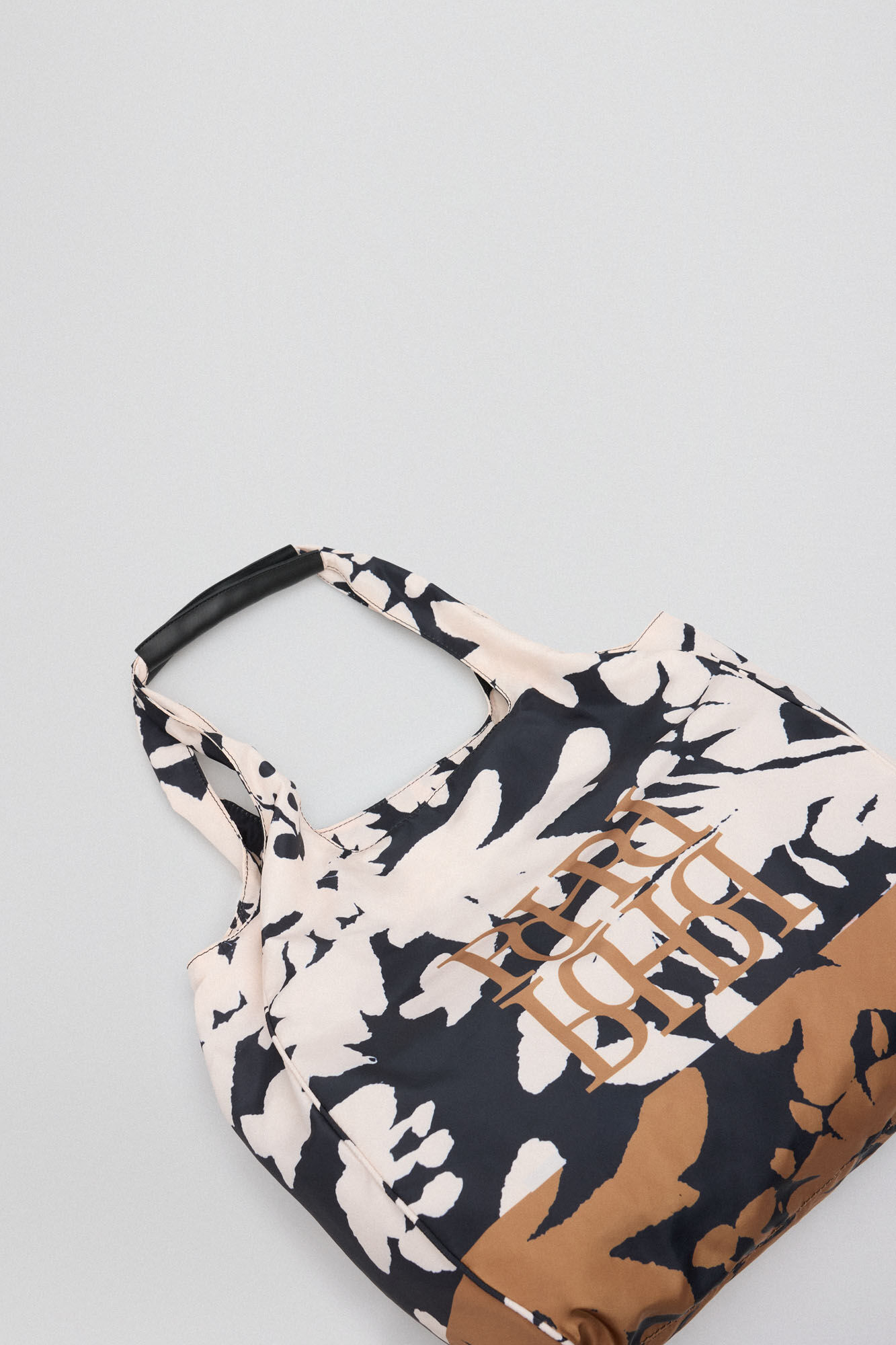 Pedro del Hierro Bolsa estampada nylon Marr&oacute;n