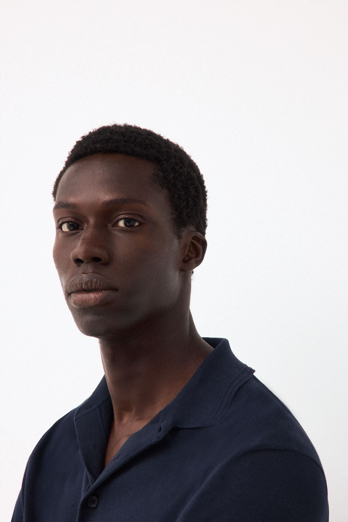 Pedro del Hierro <br>- Regular fit en cuello polo botones<br>- Punto fino en 100% algod&oacute;n premium<br>- Manga corta<br>- Logo bordado en el pecho de PDH<br>- Al comprar nuestros productos de algod&oacute;n est&aacute;s apoyando nuestra inversi&oacute;n en la iniciativa Better Cotton. Este p