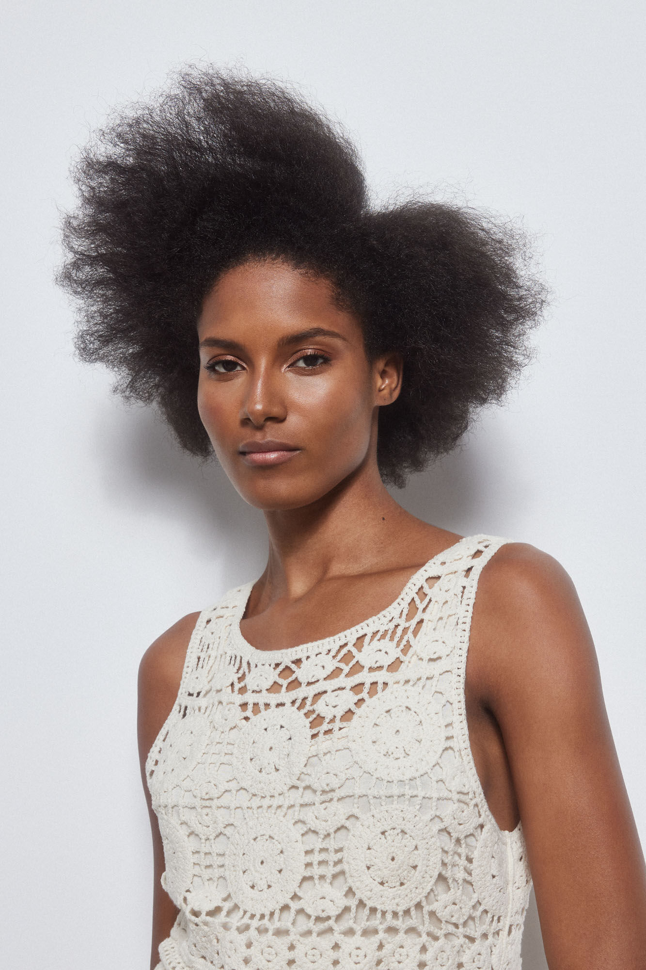 Pedro del Hierro Vestido crochet rosetones Beige