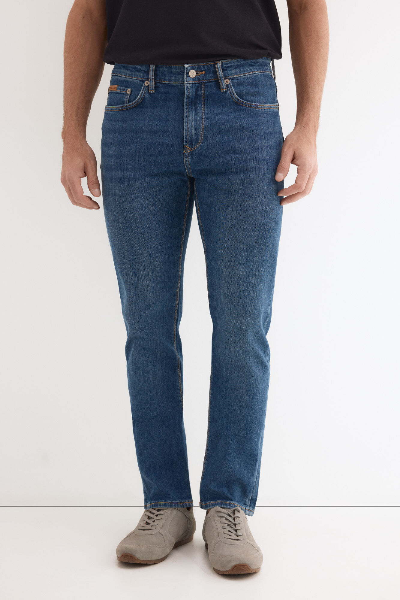 Pedro del Hierro <br>- Slim fit <br>- Tejido ligero<br>- Denim &iacute;ndigo medio oscuro<br>- Cierre con bot&oacute;n y cremallera<br>- La incorporaci&oacute;n del elastano a la composici&oacute;n del tejido, proporciona a la prenda comodidad y libertad de movimientos
