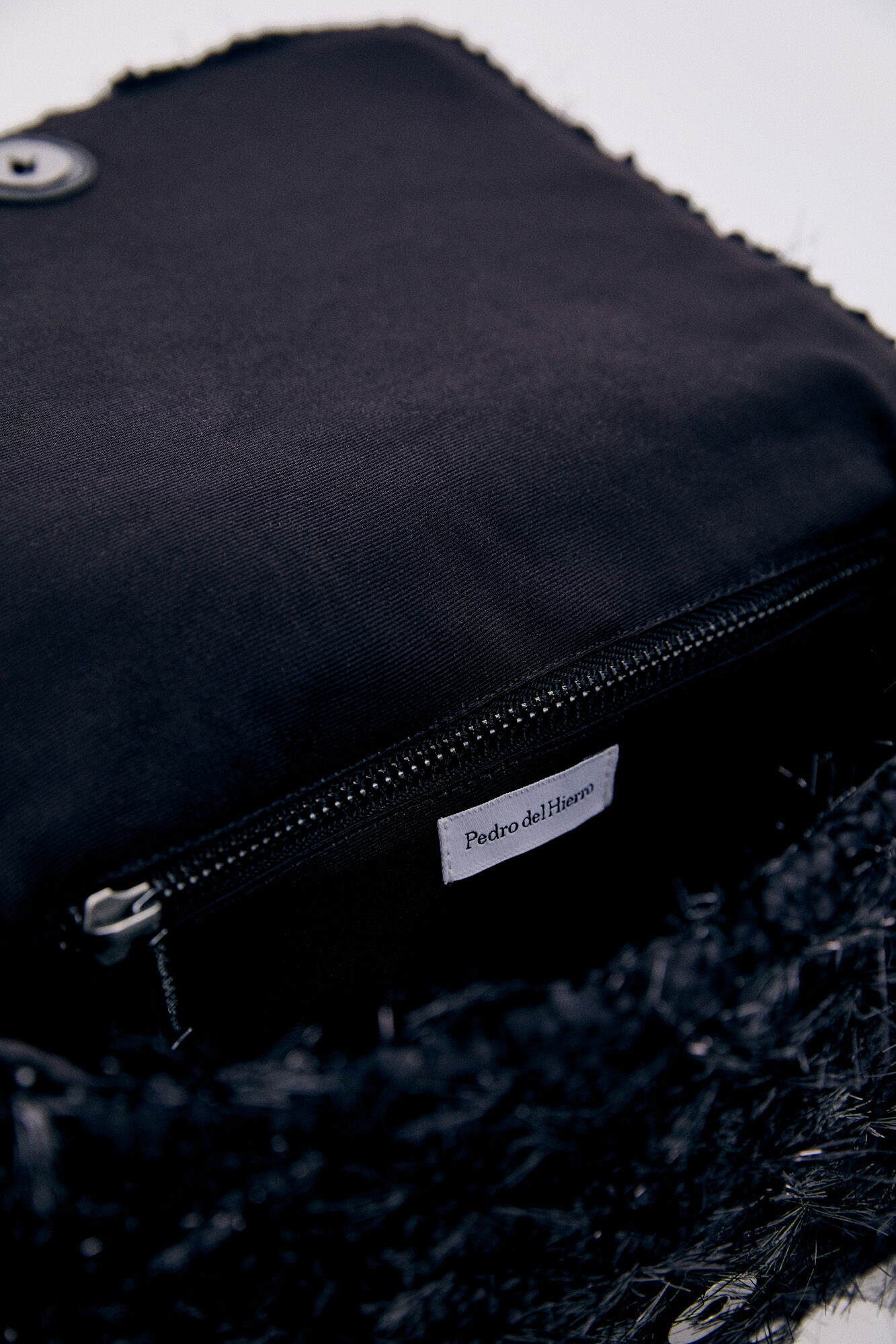 Pedro del Hierro Mala de tecido preta com correntes Preto