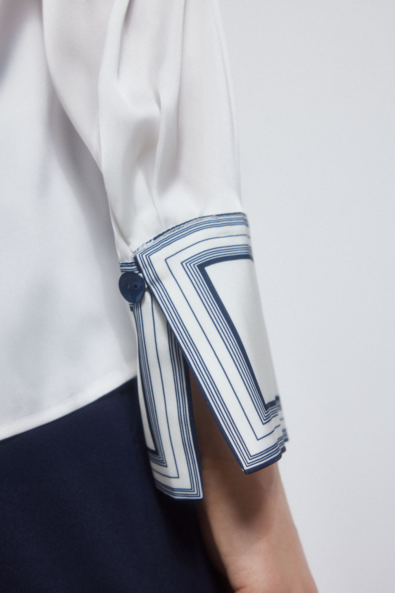 Pedro del Hierro Camisa fluida satinada. Crudo