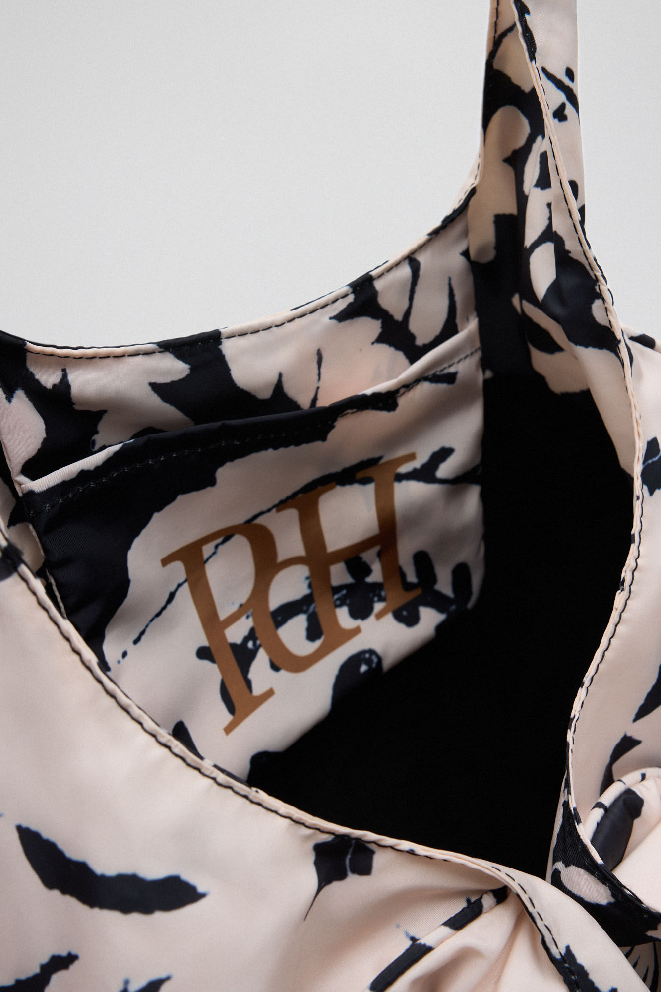 Pedro del Hierro Bolsa estampada nylon Marr&oacute;n