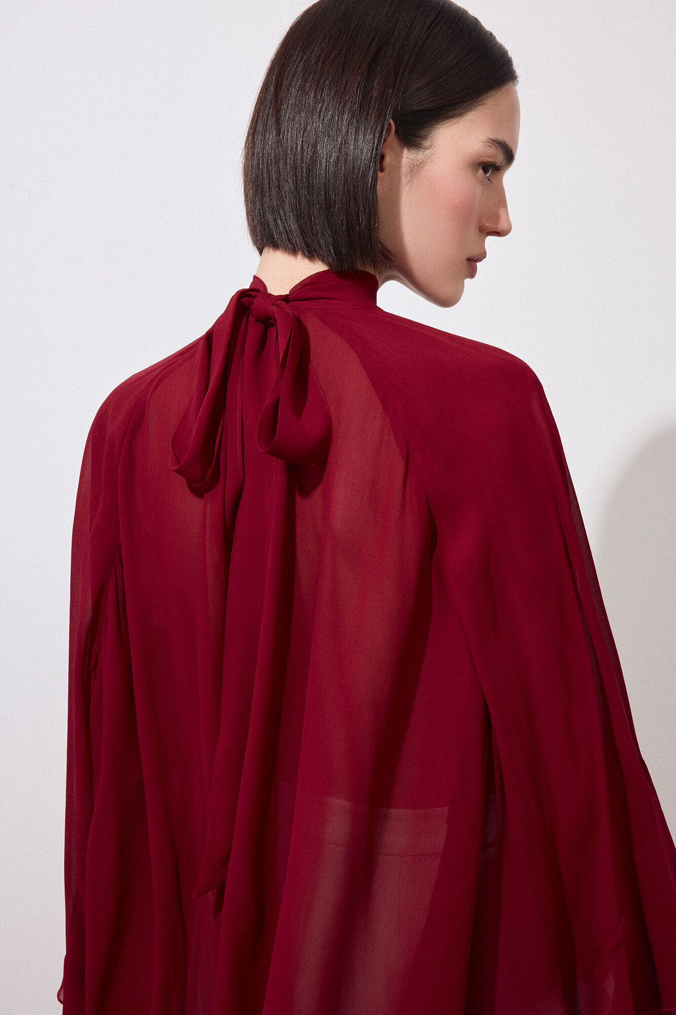 Pedro del Hierro Capa volantes lisa Burdeos