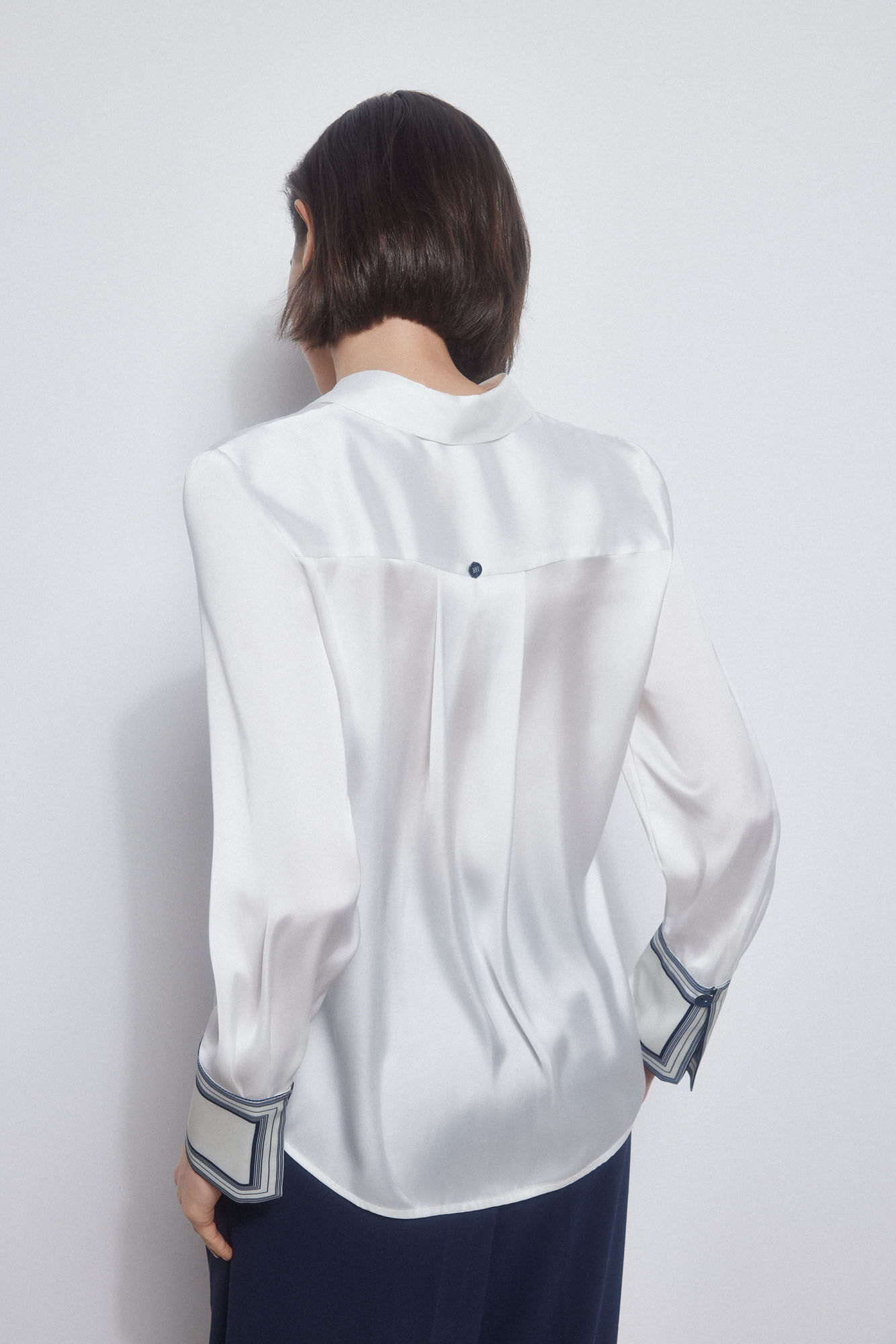 Pedro del Hierro Camisa fluida satinada. Crudo