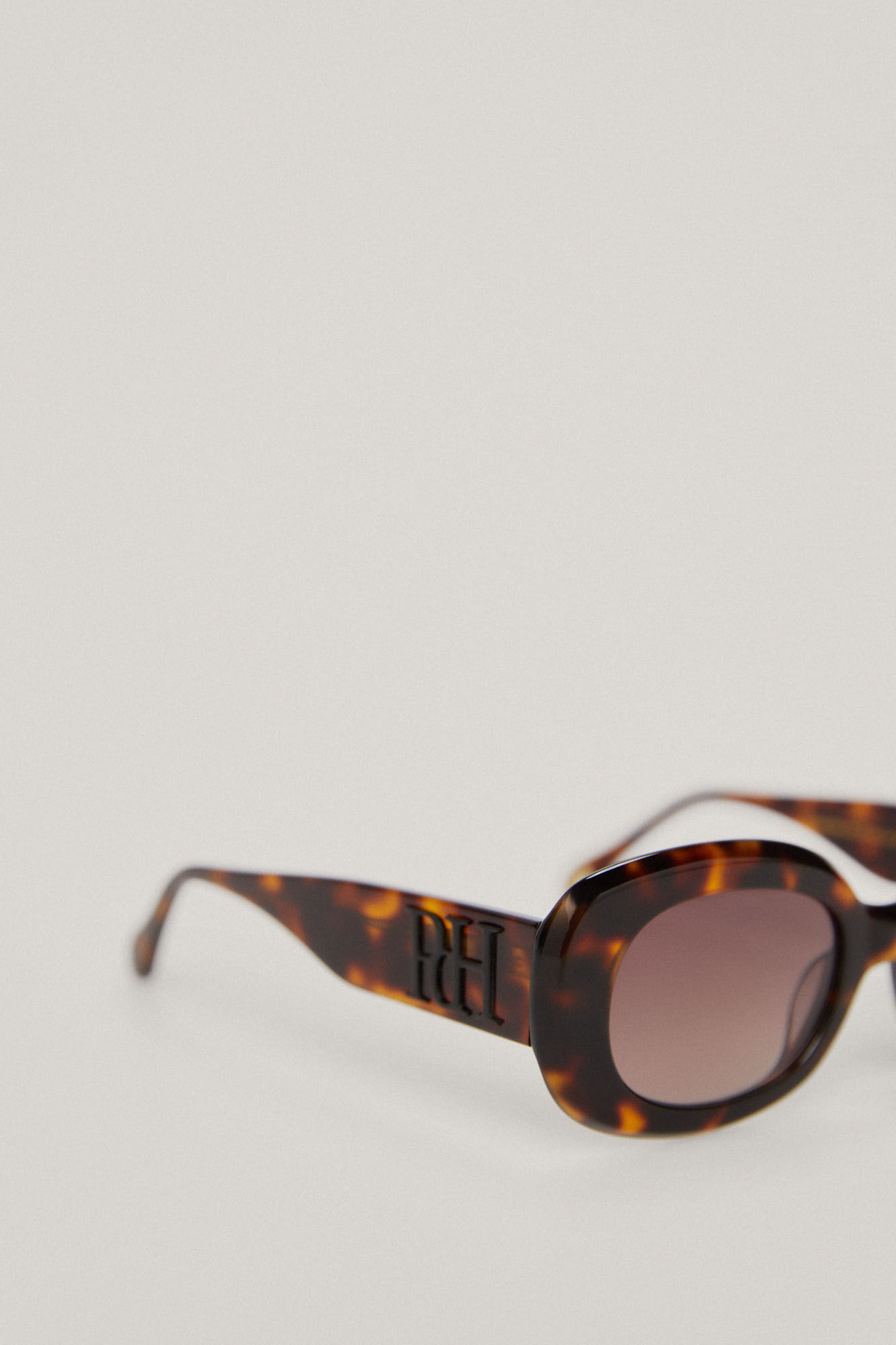 Pedro del Hierro Gafa De Sol Ovalada Efecto Carey Marr&oacute;n