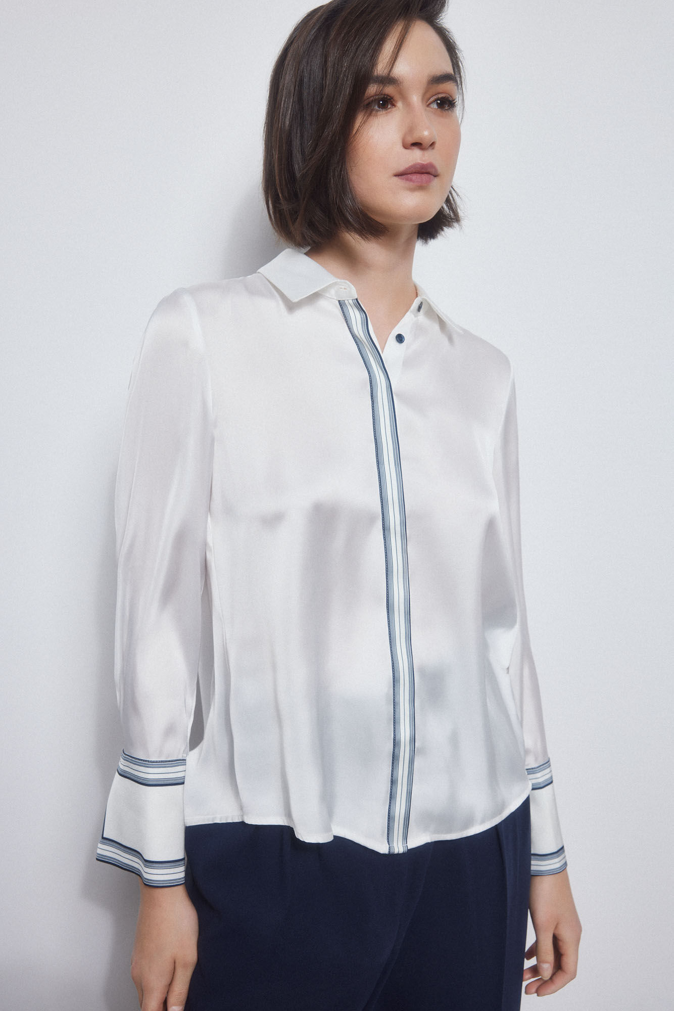 Pedro del Hierro Camisa fluida satinada. Crudo