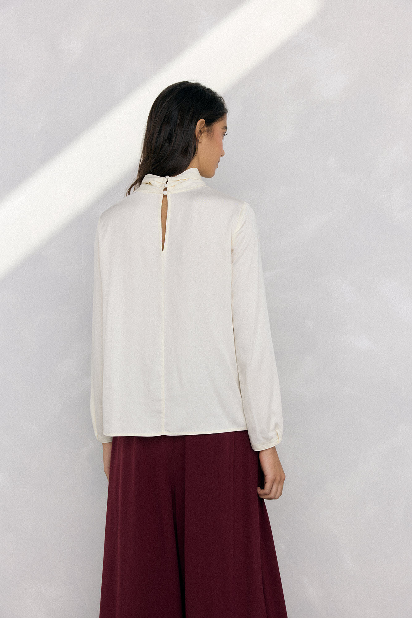 Pedro del Hierro Blusa de cetim com gola alta Ecru