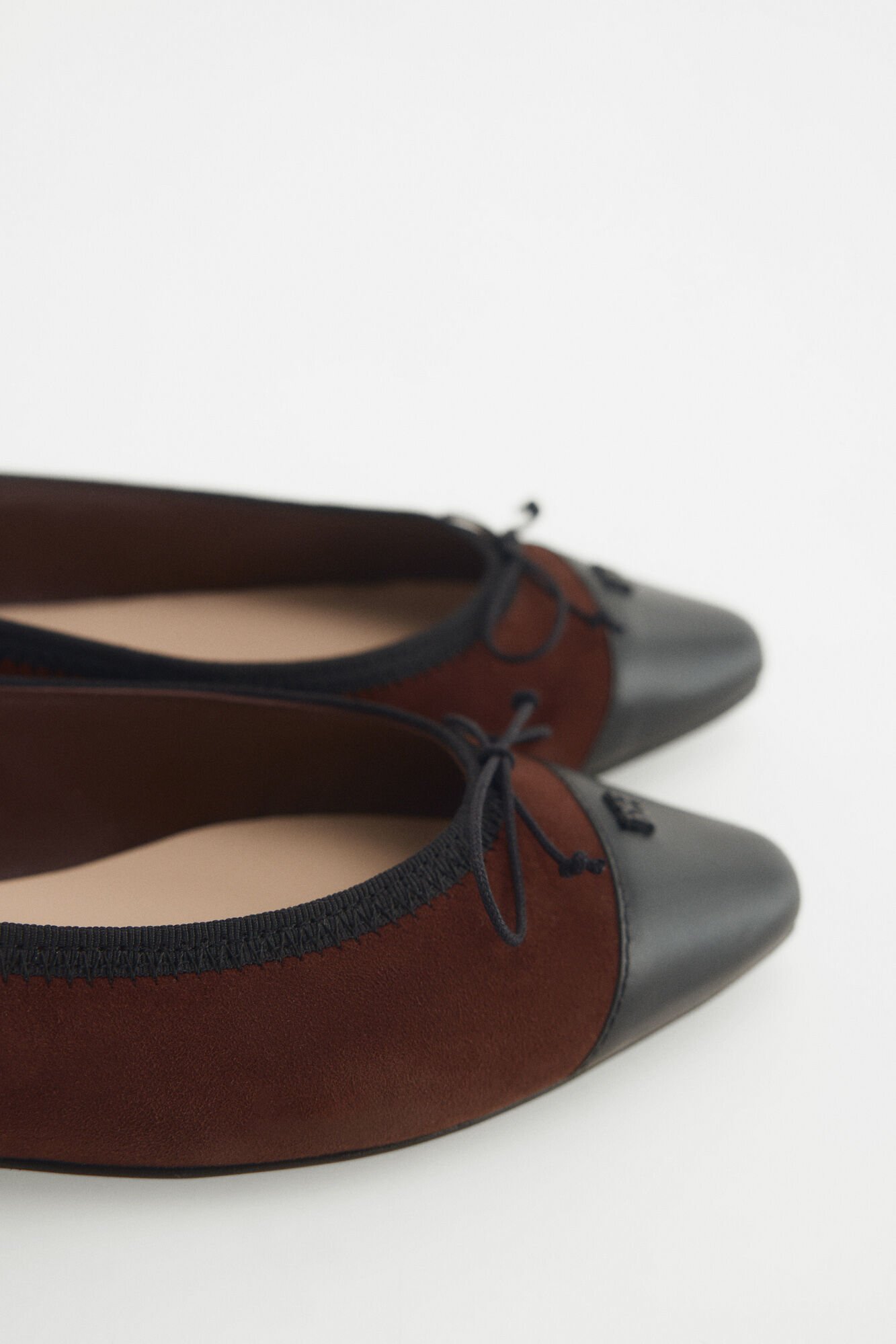 Pedro del Hierro Two-tone logo ballet flat Beige