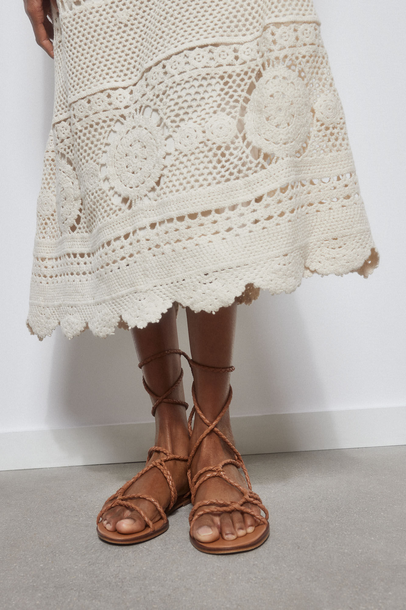 Pedro del Hierro Vestido crochet rosetones Beige