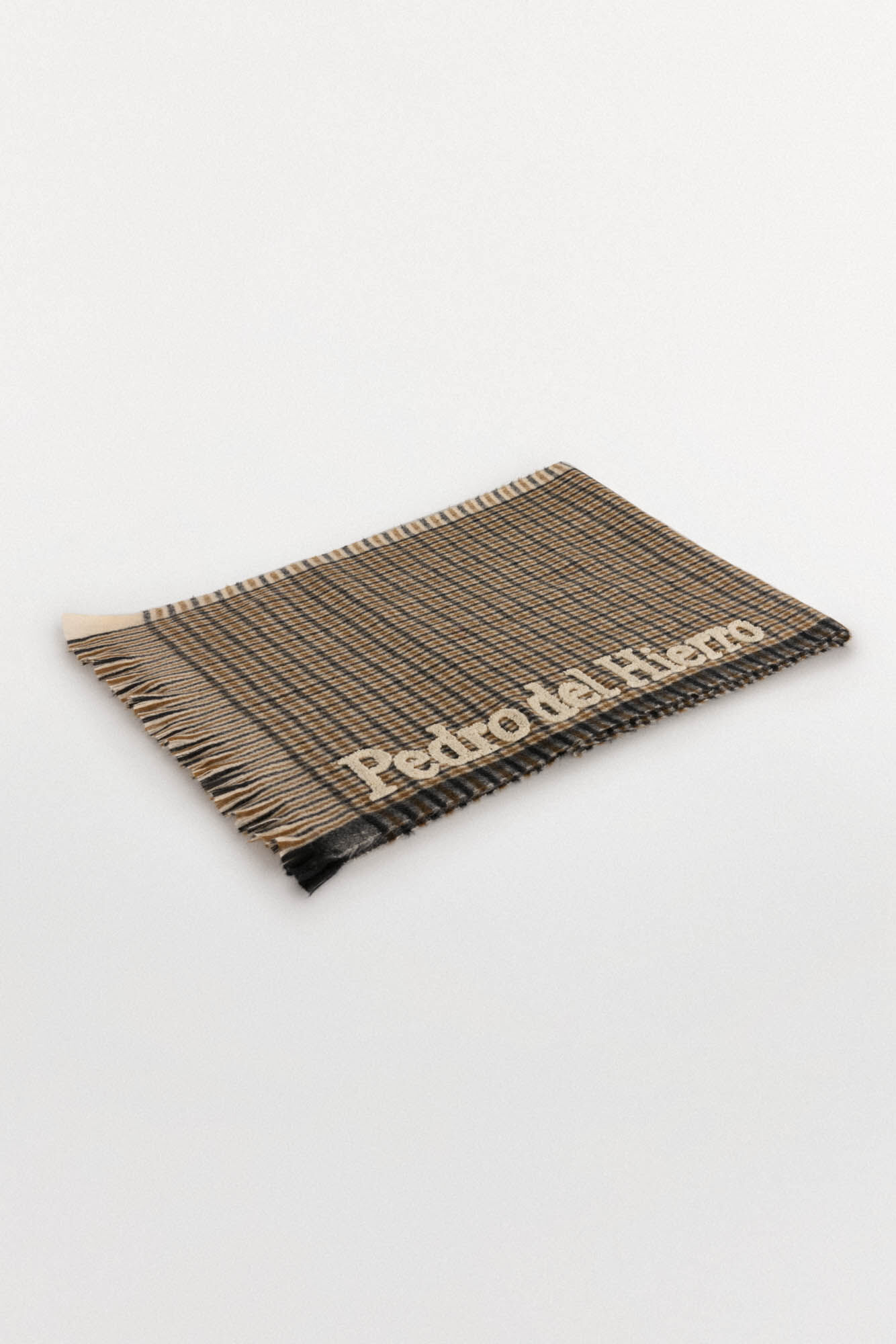 Pedro del Hierro Bufanda cuadros de pa&ntilde;o