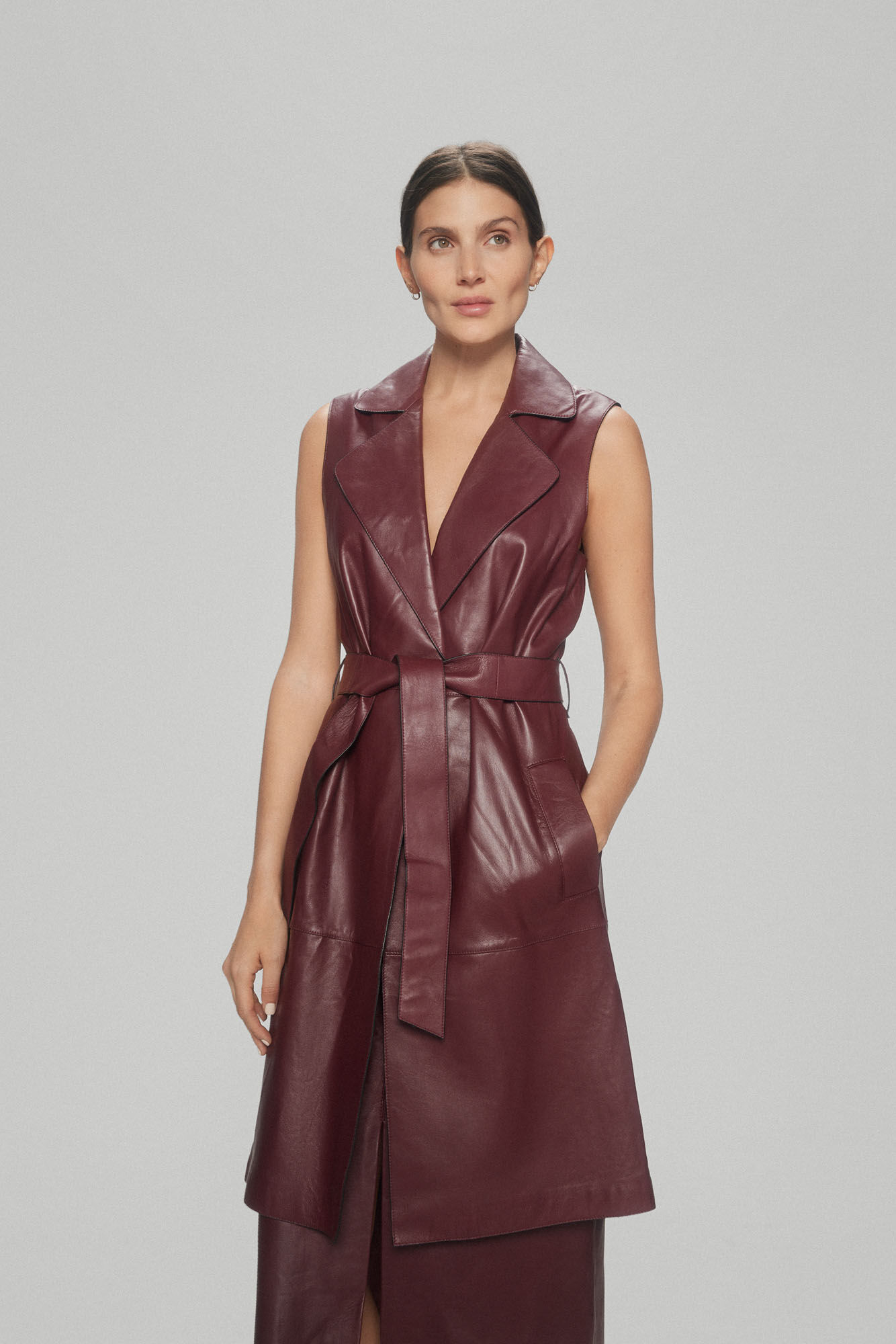 Pedro del Hierro Chaleco tipo trench de napa Burdeos