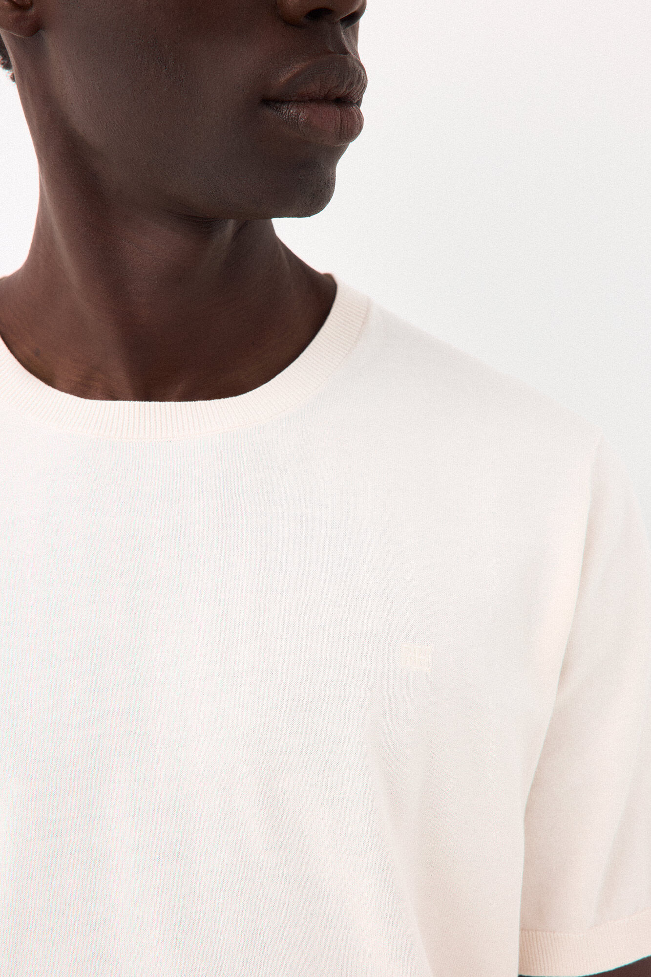 Pedro del Hierro <br>- Regular fit en cuello redondo<br>- Punto fino en 100% algod&oacute;n premium<br>- Manga corta<br>- Logo bordado en el pecho de PDH<br>- Al comprar nuestros productos de algod&oacute;n est&aacute;s apoyando nuestra inversi&oacute;n en la iniciativa Better Cotton. Este produc