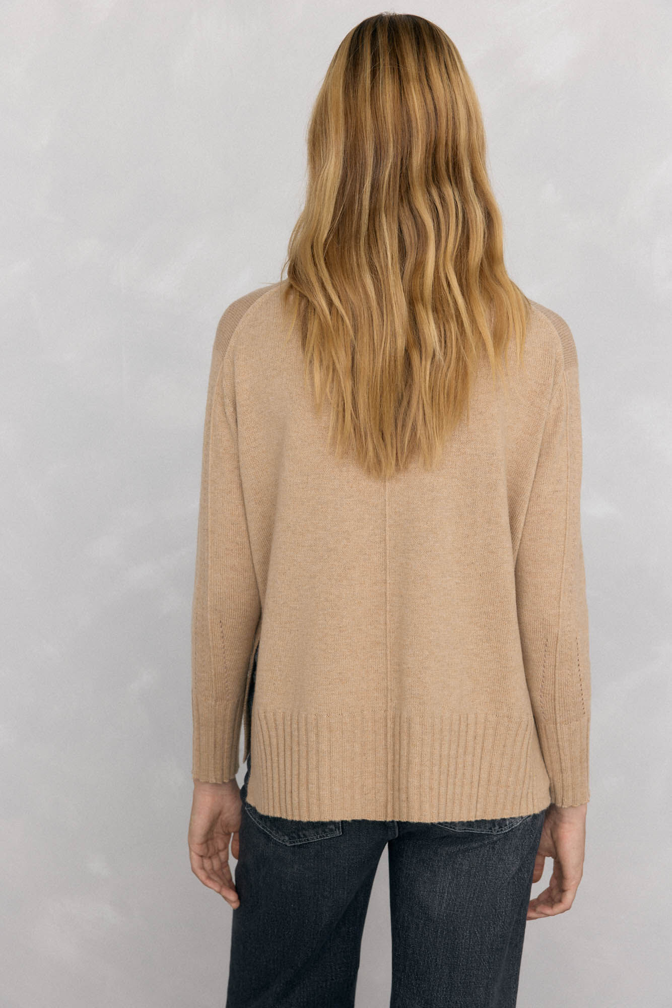 Pedro del Hierro Su&eacute;ter de l&atilde; com gola e costura central Beige