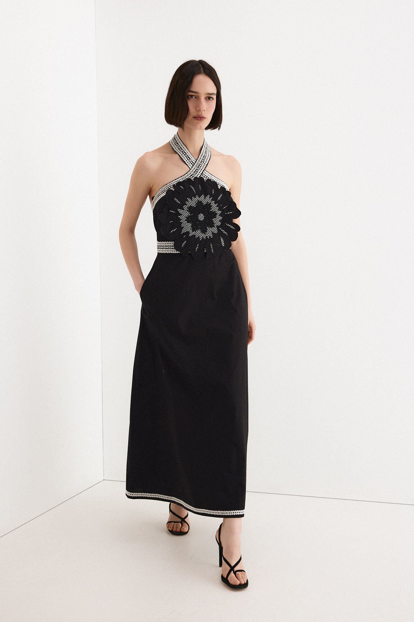 TFP by Tamara Falc&oacute; Vestido bordado com flor Preto