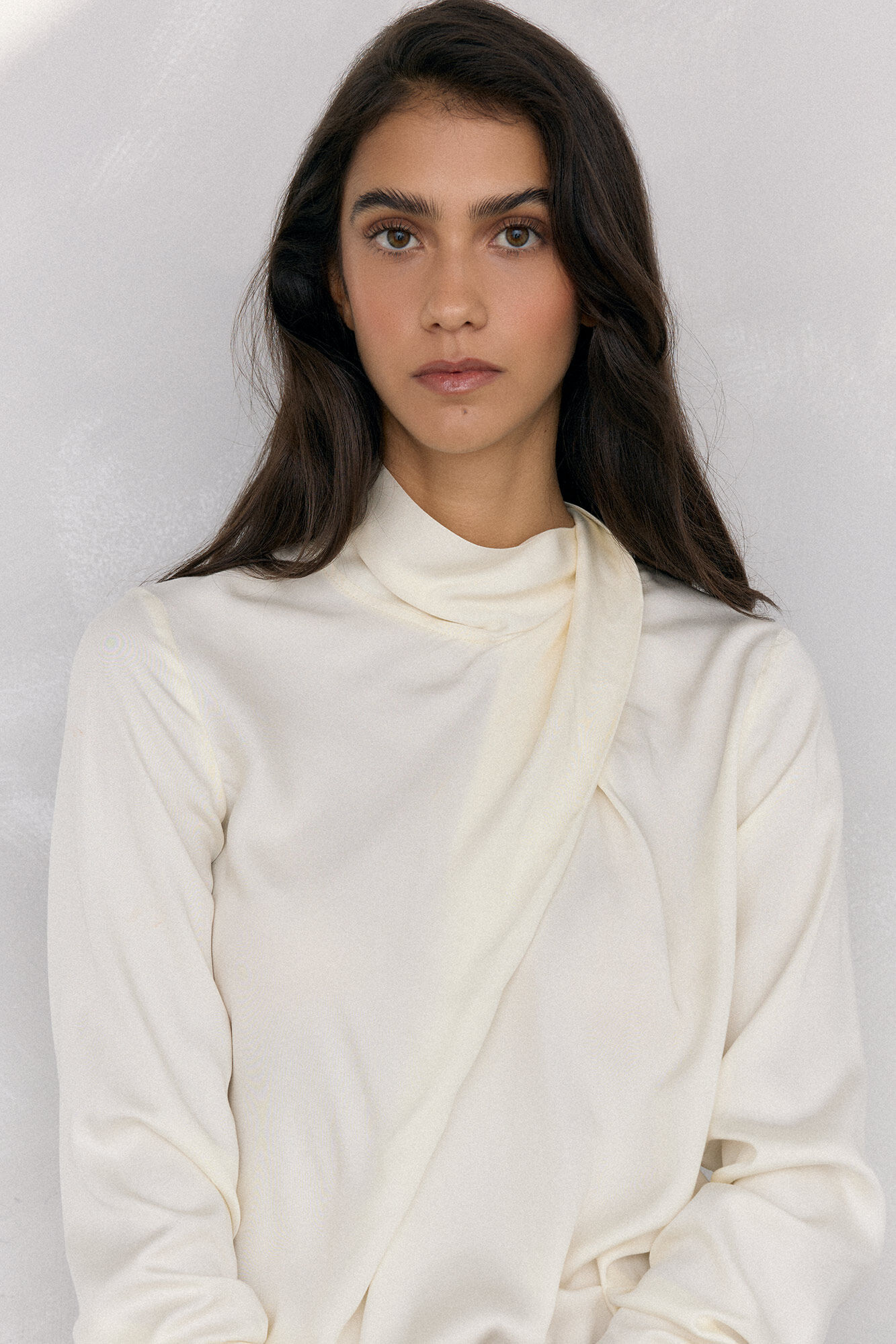 Pedro del Hierro Blusa de cetim com gola alta Ecru