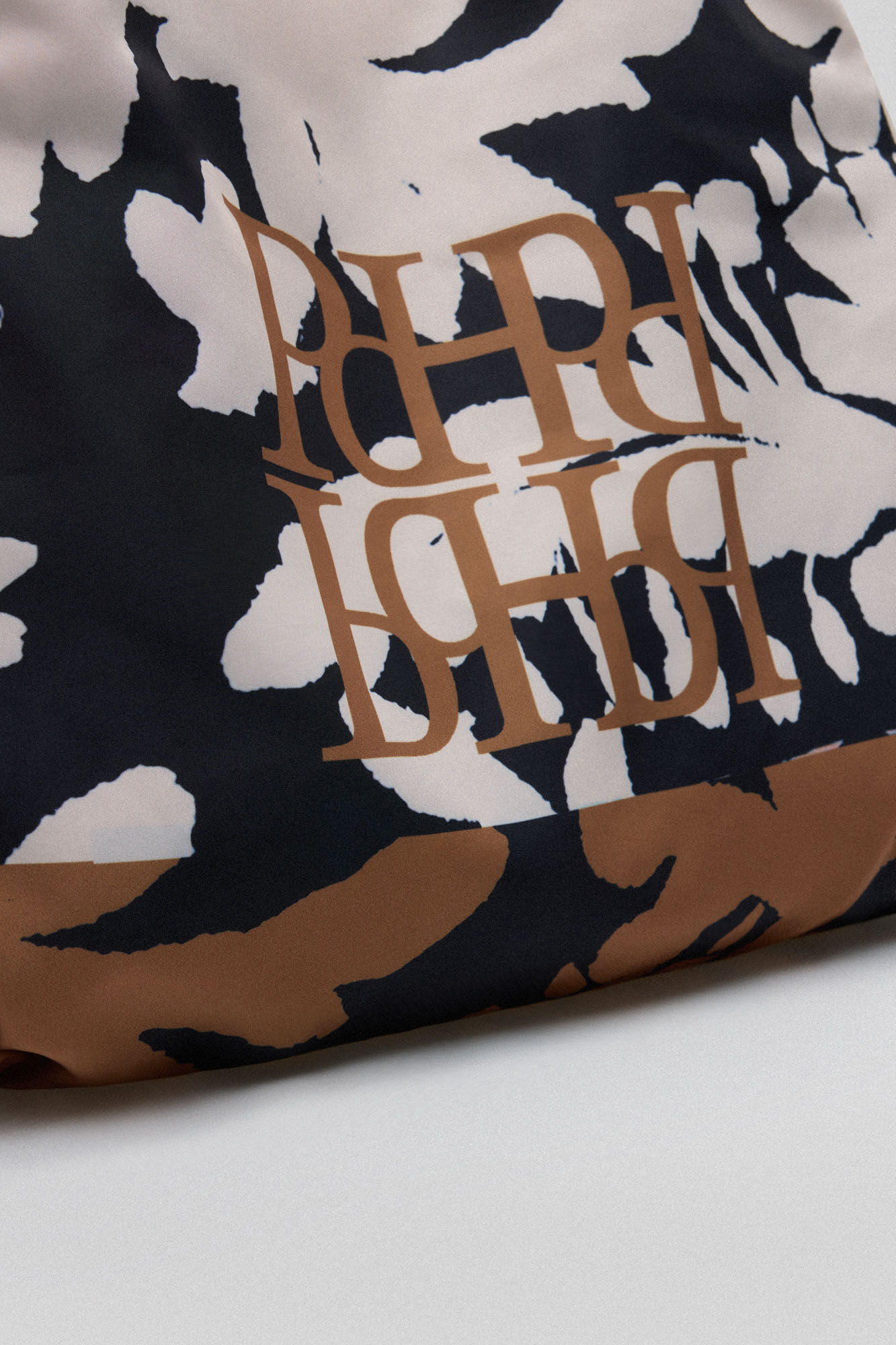 Pedro del Hierro Bolsa estampada nylon Marr&oacute;n