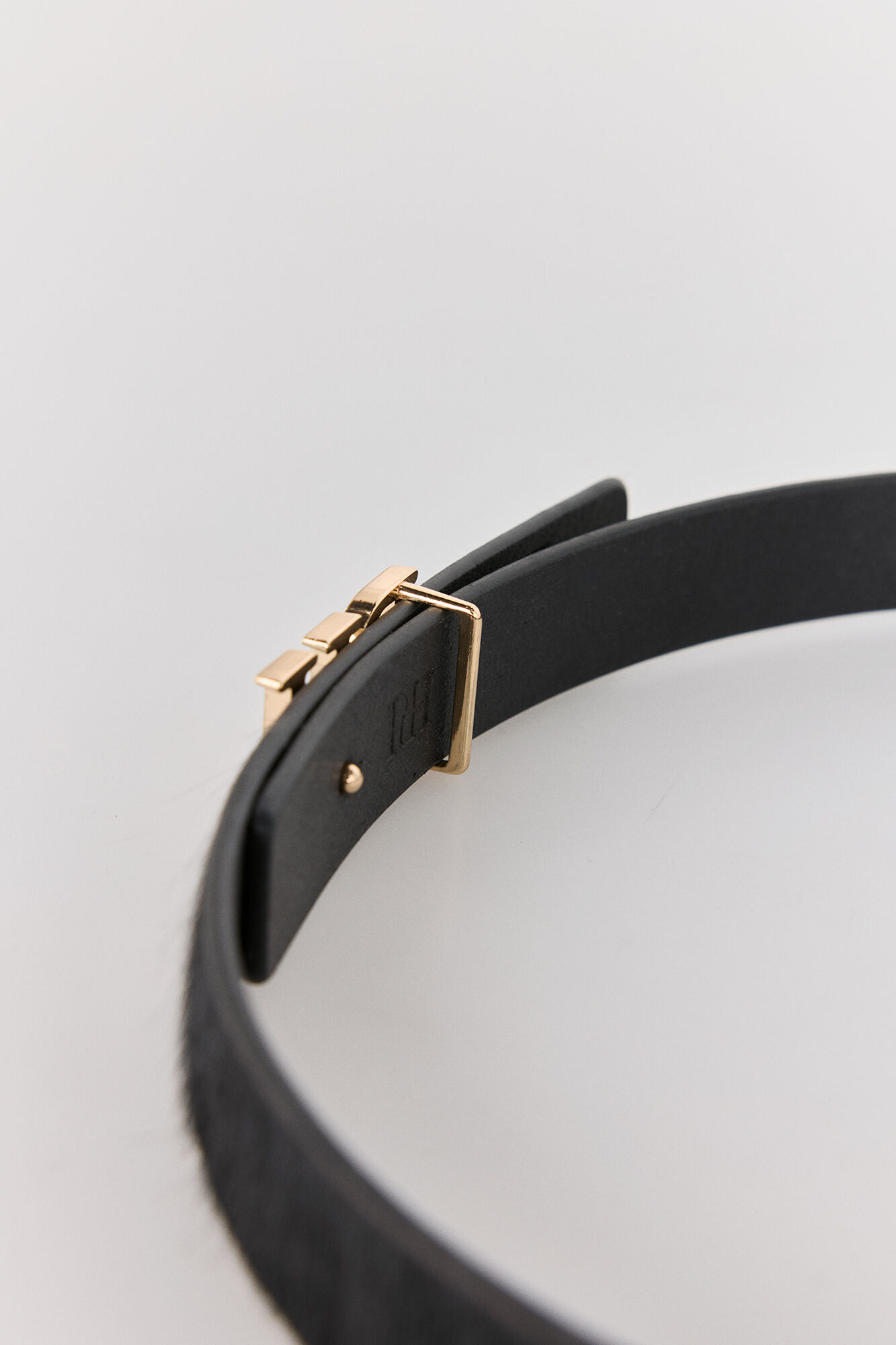 Pedro del Hierro Cinto de pele com pelo preto e fivela de logo