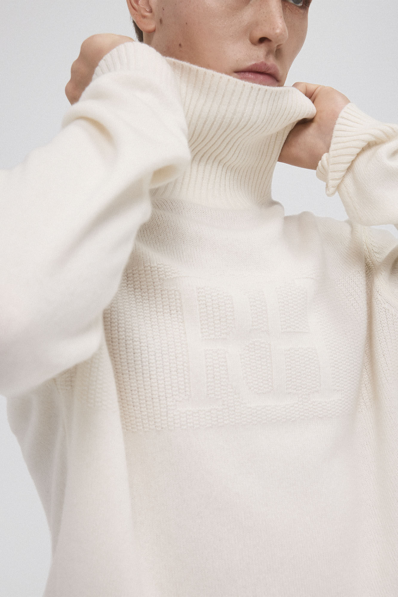 Pedro del Hierro Jersey punto lana big logo cuello alto Crudo