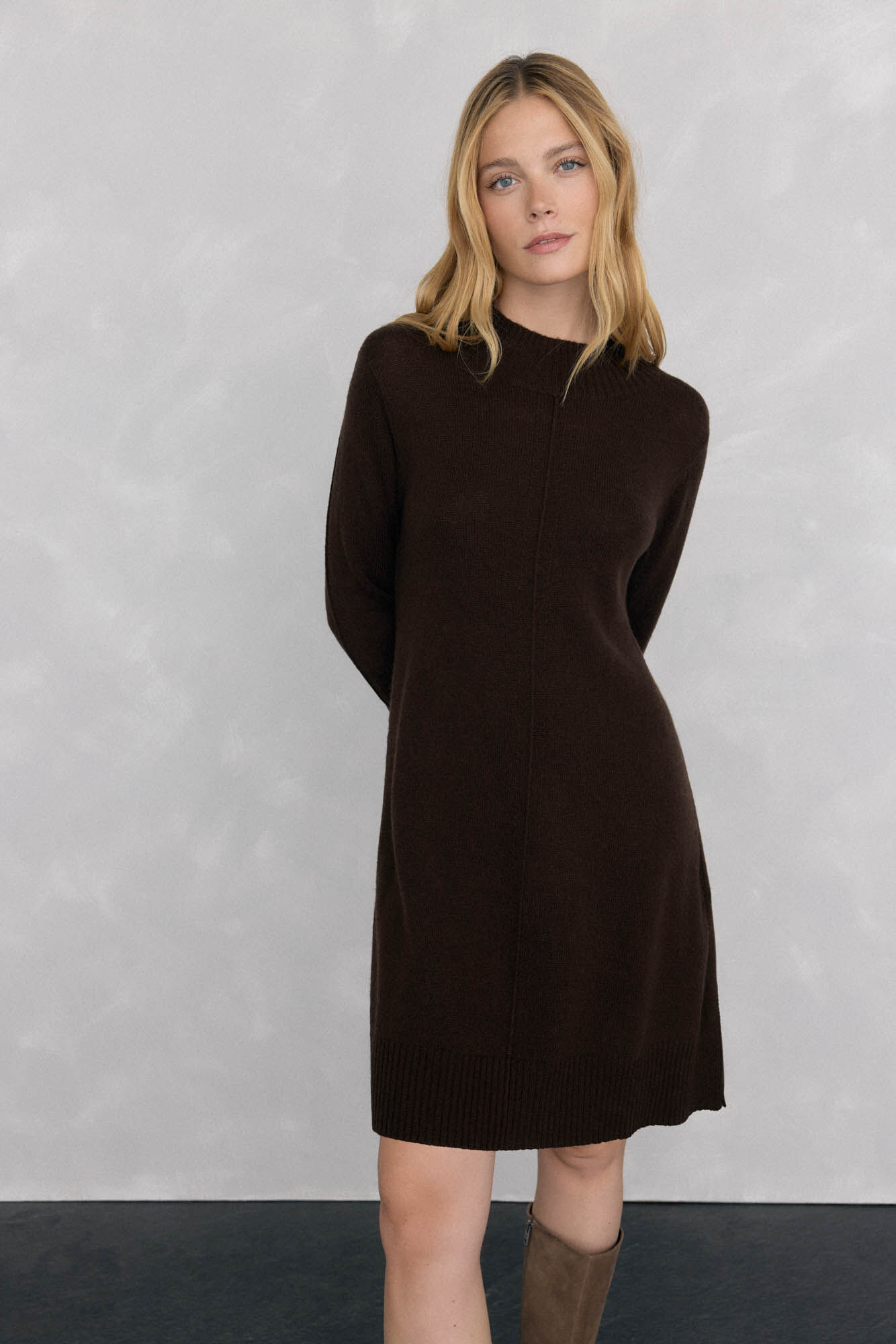 Pedro del Hierro Vestido de malha com costura central em l&atilde; Marrom