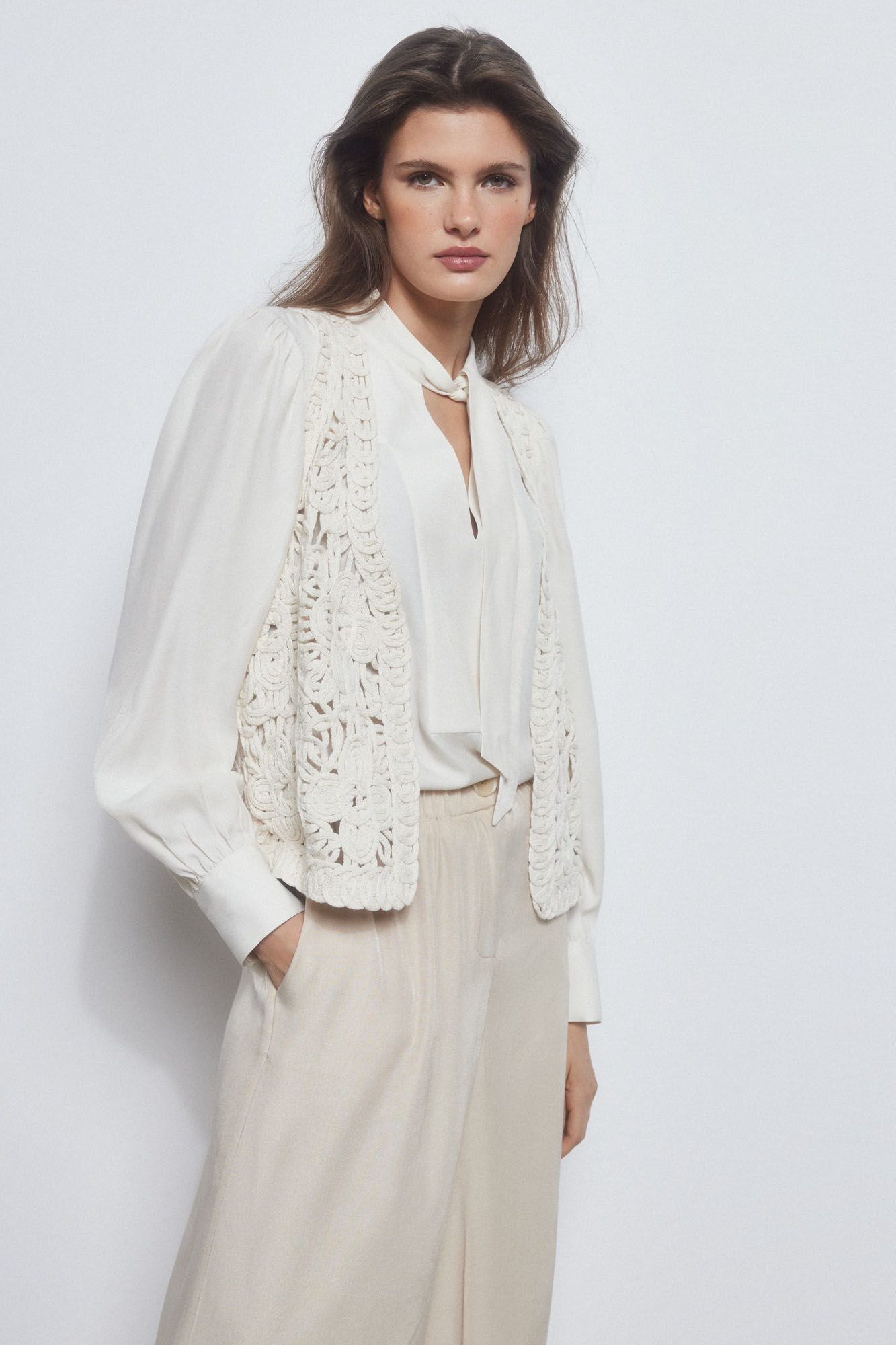 Pedro del Hierro Chaleco crochet Marr&oacute;n