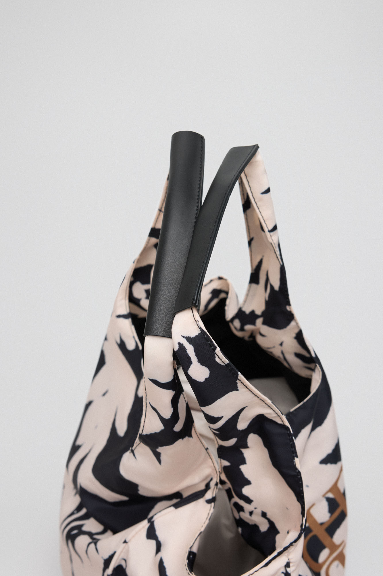 Pedro del Hierro Bolsa estampada nylon Marr&oacute;n