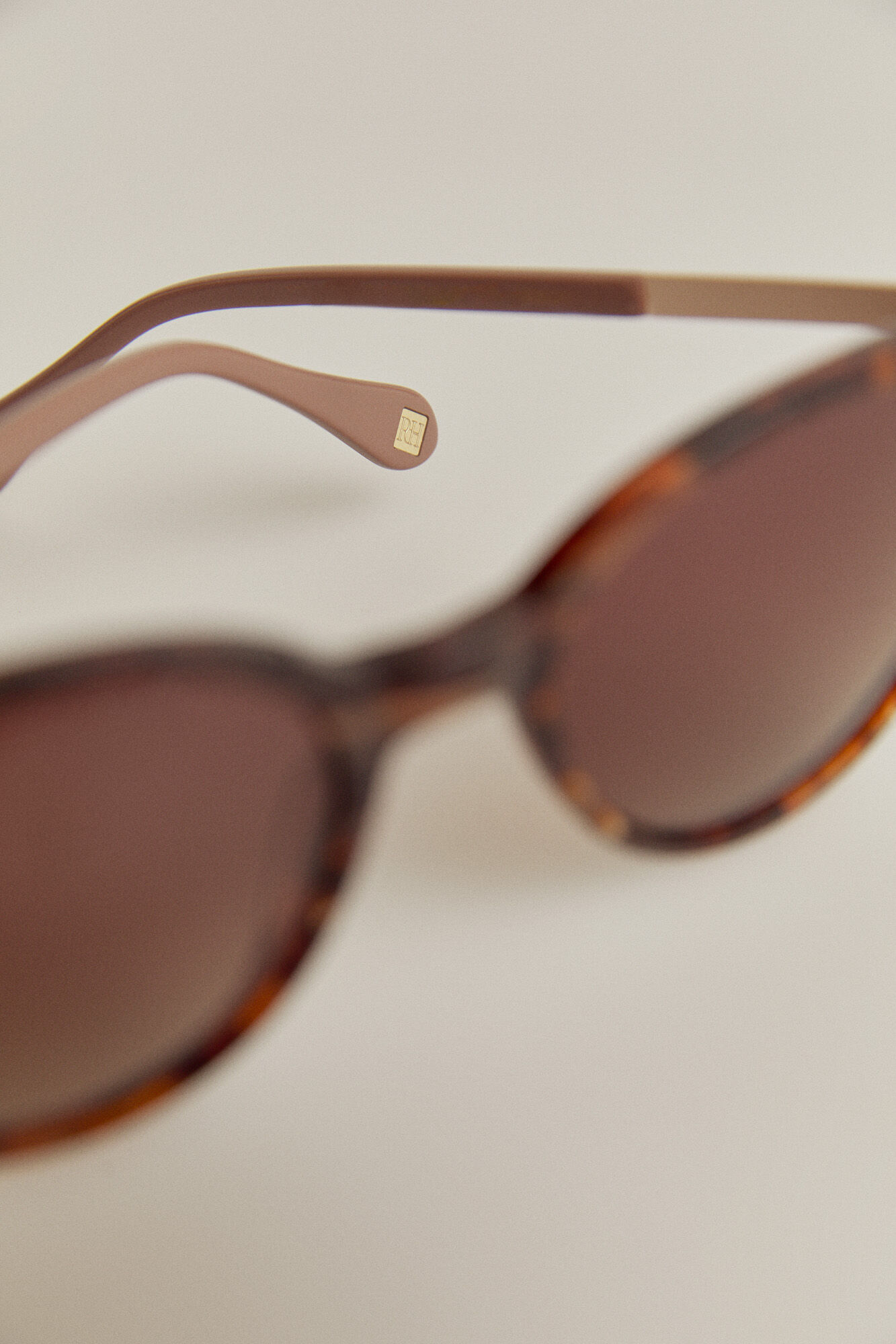 Pedro del Hierro Gafa carey b&aacute;sica con patilla rosa empolvado Marr&oacute;n