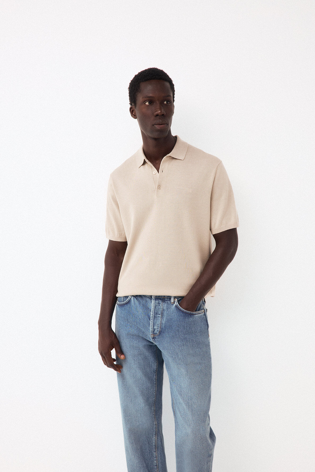 Pedro del Hierro <br>- Regular fit en cuello polo botones<br>- Punto fino en 100% algod&oacute;n premium<br>- Manga corta<br>- Logo bordado en el pecho de PDH<br>- Al comprar nuestros productos de algod&oacute;n est&aacute;s apoyando nuestra inversi&oacute;n en la iniciativa Better Cotton. Este p