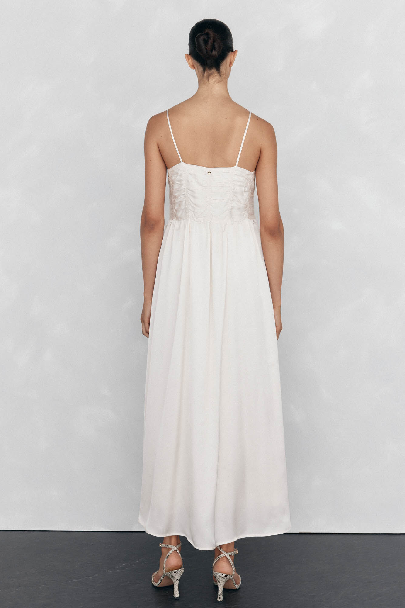 Pedro del Hierro Vestido lingerie com detalhe franzido Beige