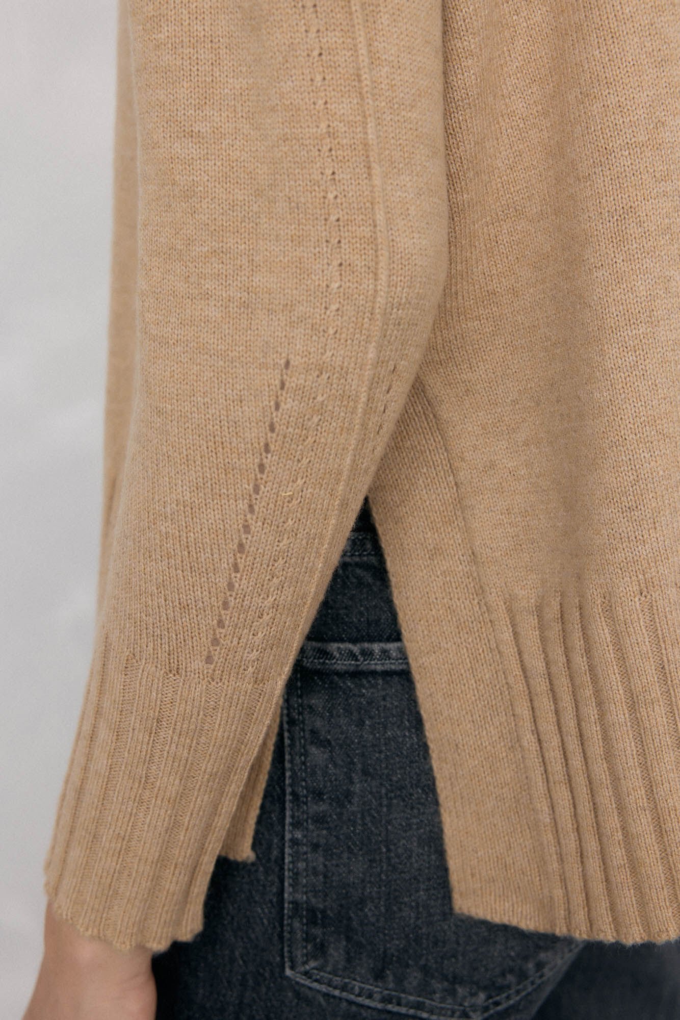 Pedro del Hierro Su&eacute;ter de l&atilde; com gola e costura central Beige