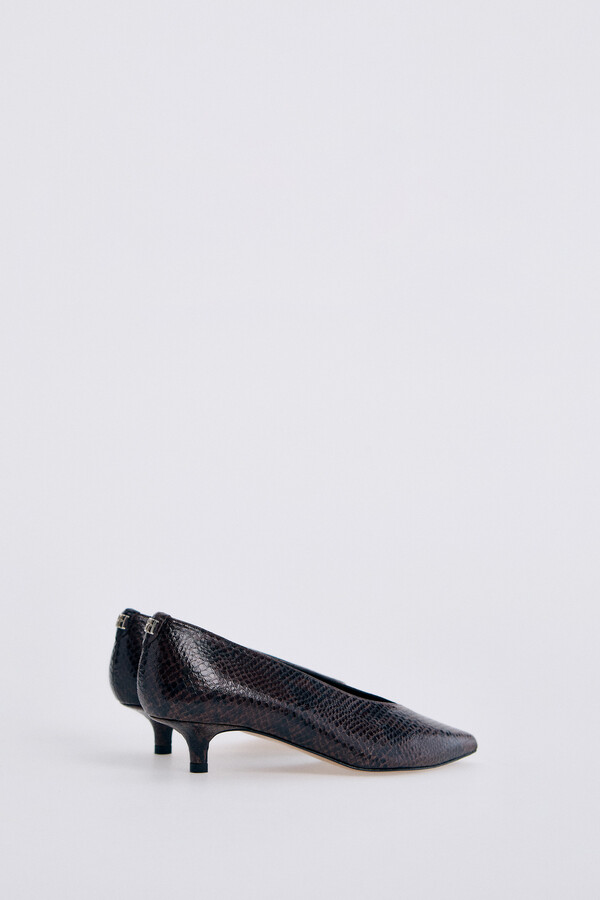 Pedro del Hierro Sapatos de salão de pele com gravação de serpente em castanho e preto Marrom