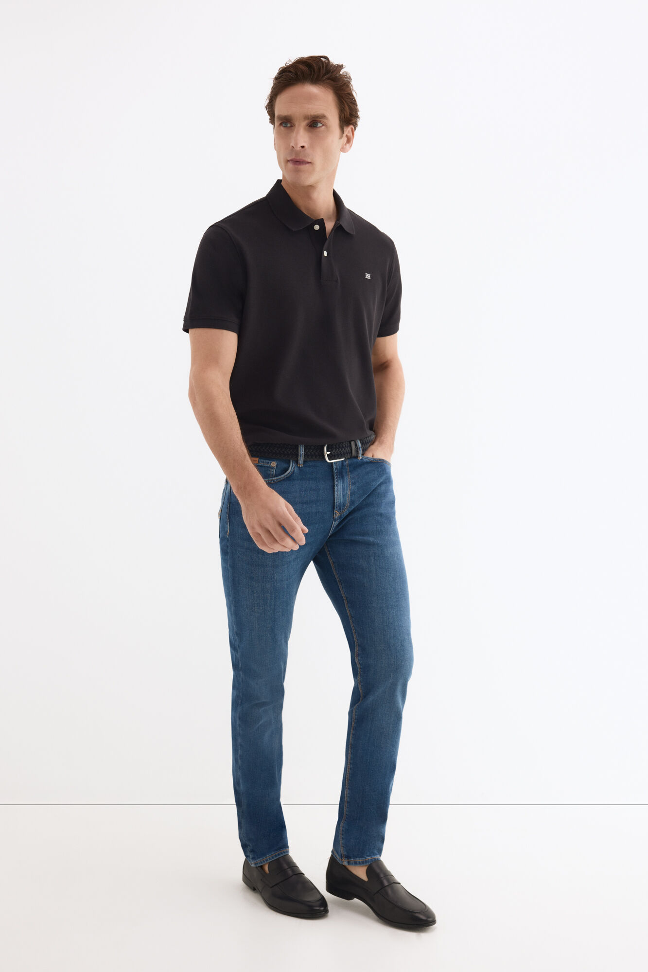 Pedro del Hierro <br>- Slim fit <br>- Tejido ligero<br>- Denim &iacute;ndigo medio oscuro<br>- Cierre con bot&oacute;n y cremallera<br>- La incorporaci&oacute;n del elastano a la composici&oacute;n del tejido, proporciona a la prenda comodidad y libertad de movimientos