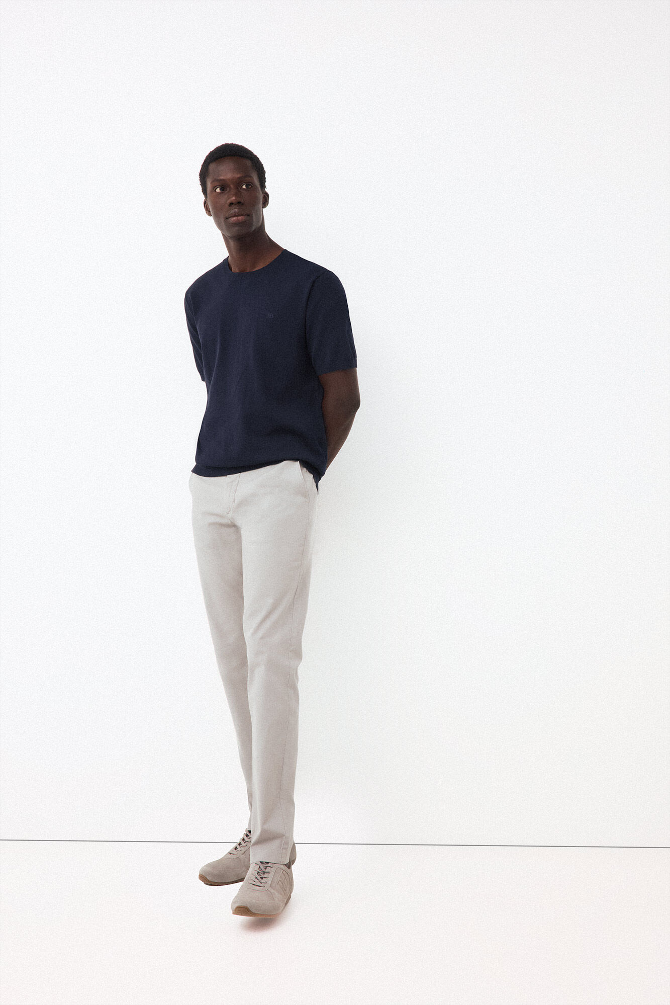 Pedro del Hierro <br>- Regular fit en cuello redondo<br>- Punto fino en 100% algod&oacute;n premium<br>- Manga corta<br>- Logo bordado en el pecho de PDH<br>- Al comprar nuestros productos de algod&oacute;n est&aacute;s apoyando nuestra inversi&oacute;n en la iniciativa Better Cotton. Este produc