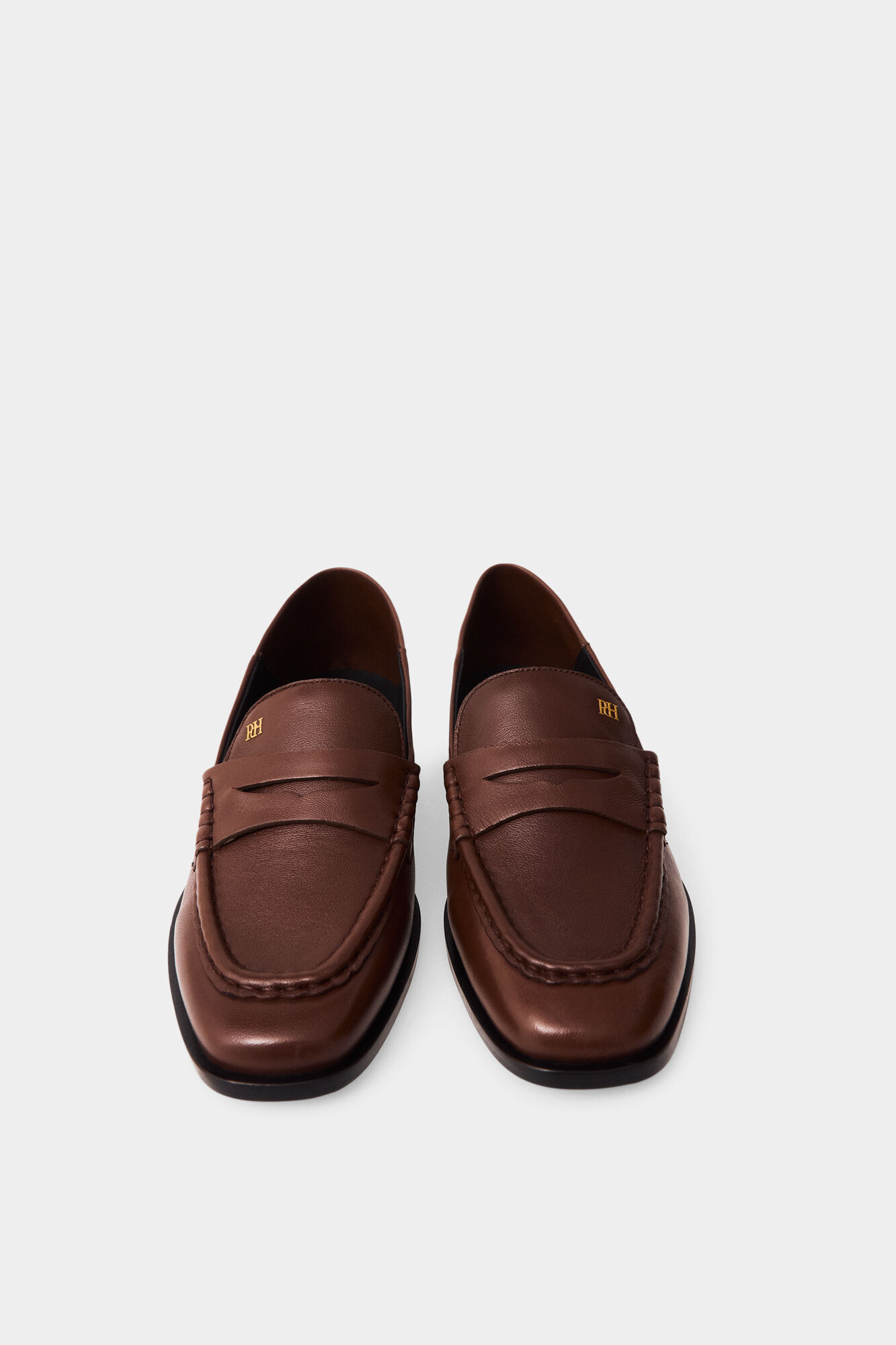 Pedro del Hierro Mocas&iacute;n piel