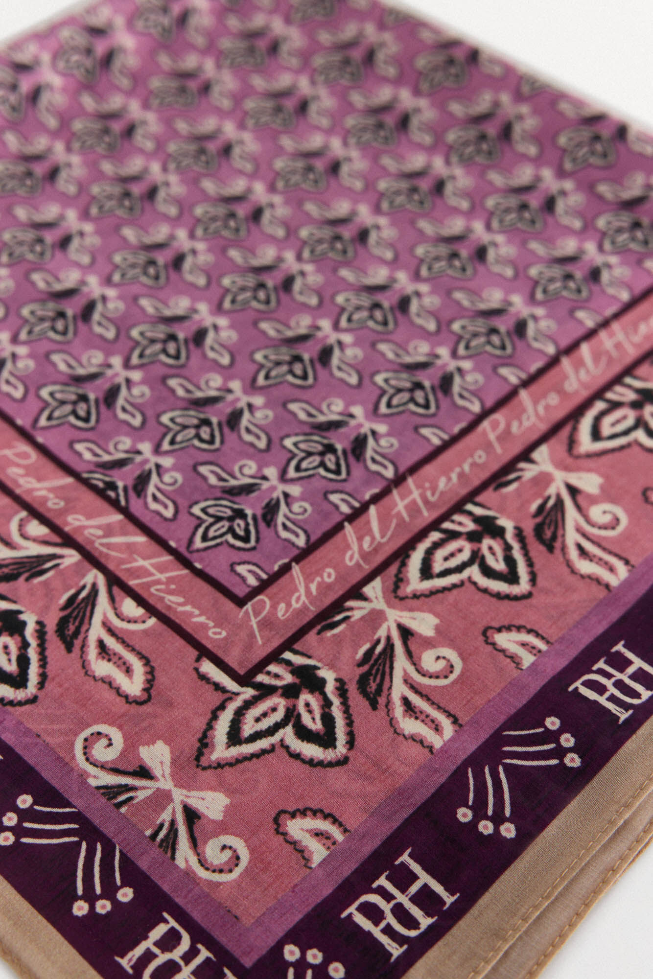 Pedro del Hierro Pa&ntilde;uelo bandana con estampado floral Morado