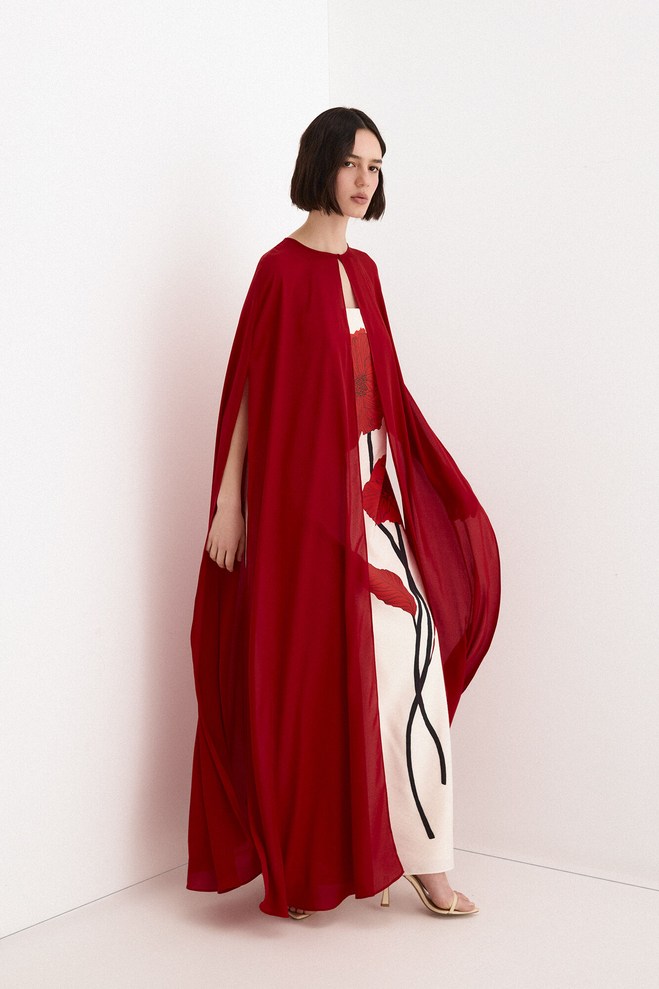 TFP by Tamara Falc&oacute; Georgette cape Red