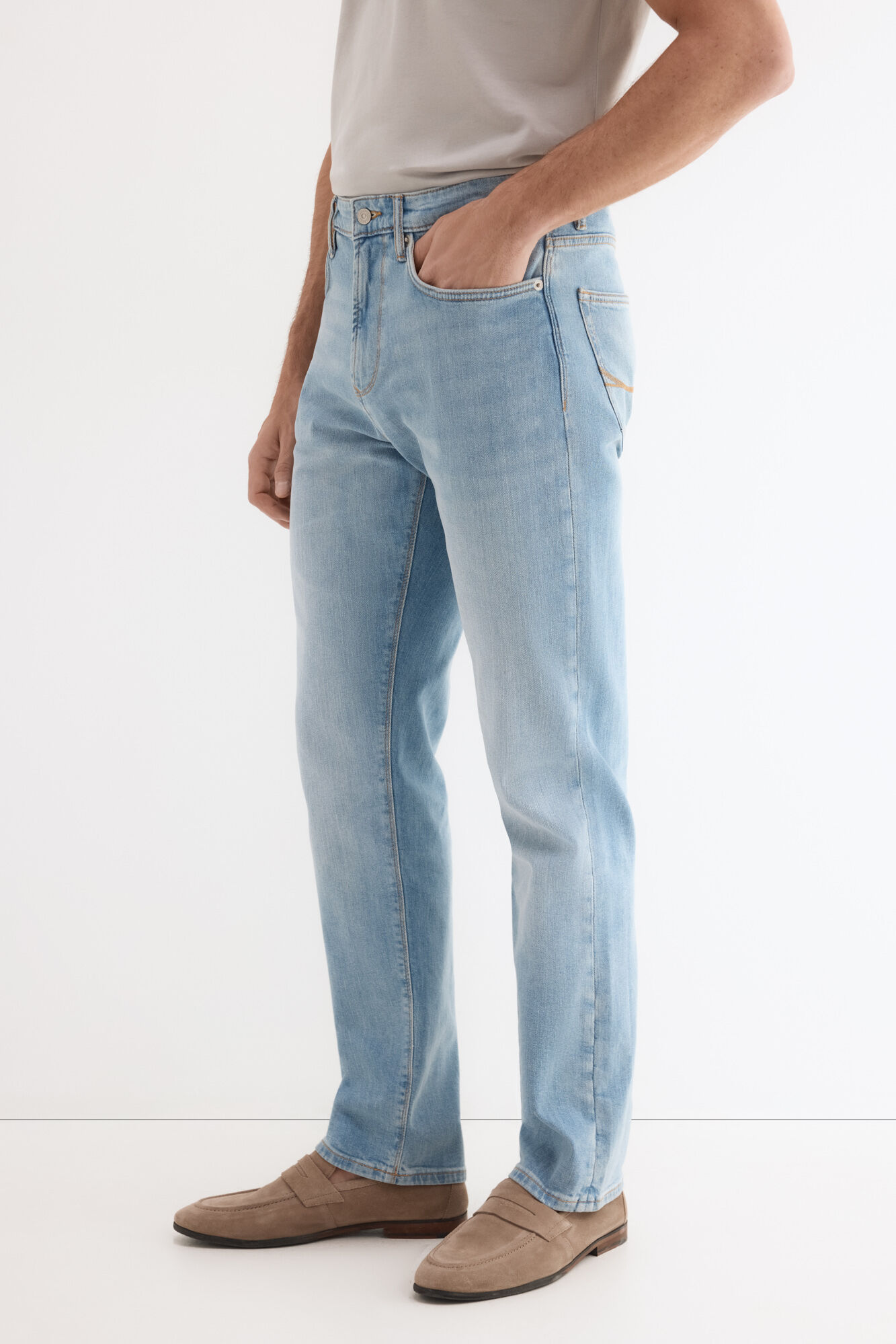 Pedro del Hierro <br>- Regular fit<br>- Tejido ligero<br>- Denim &iacute;ndigo claro<br>- Cierre con bot&oacute;n y cremallera<br>- La incorporaci&oacute;n del elastano a la composici&oacute;n del tejido, proporciona a la prenda comodidad y libertad de movimientos