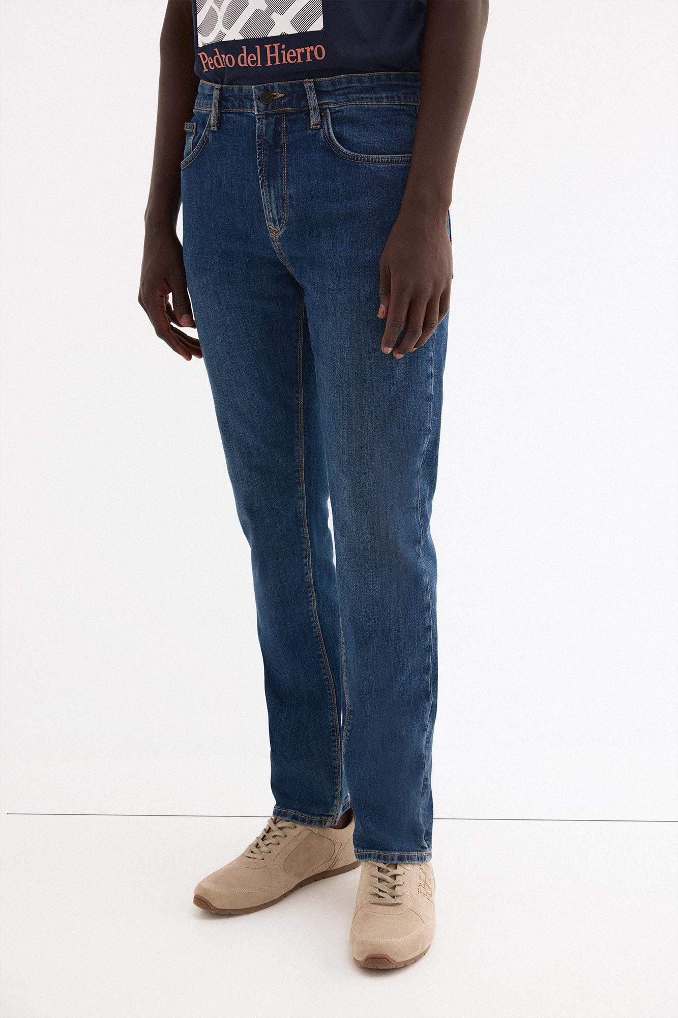 Pedro del Hierro <br>- Slim fit<br>- Tejido ligero<br>- Denim &iacute;ndigo oscuro<br>- Cierre con bot&oacute;n y cremallera<br>- La incorporaci&oacute;n del elastano a la composici&oacute;n del tejido, proporciona a la prenda comodidad y libertad de movimientos