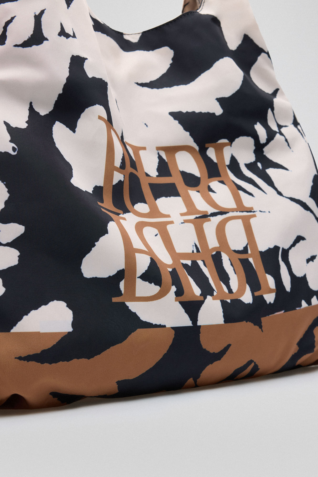 Pedro del Hierro Bolsa estampada nylon Marr&oacute;n