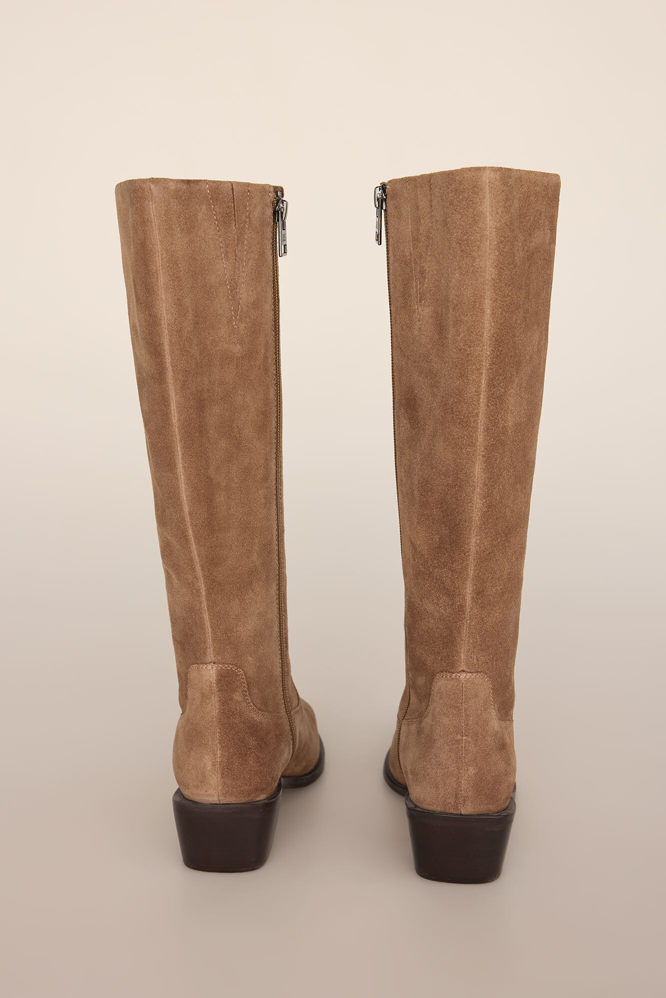 Pedro del Hierro Bota alta estilo equestre com salto baixo em croute Beige