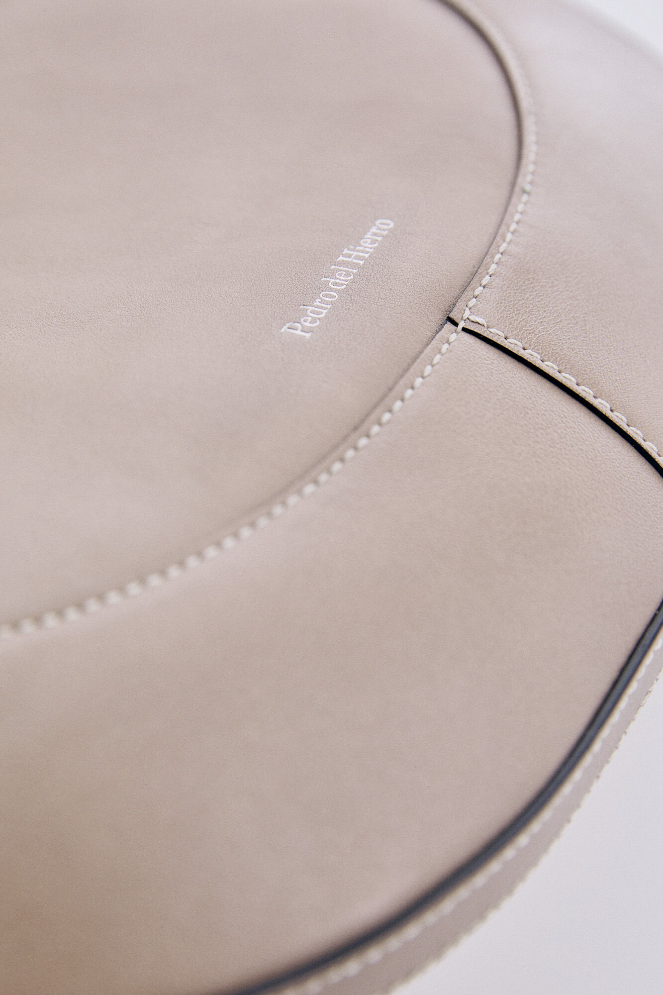 Pedro del Hierro Bolso baguette de piel Gris