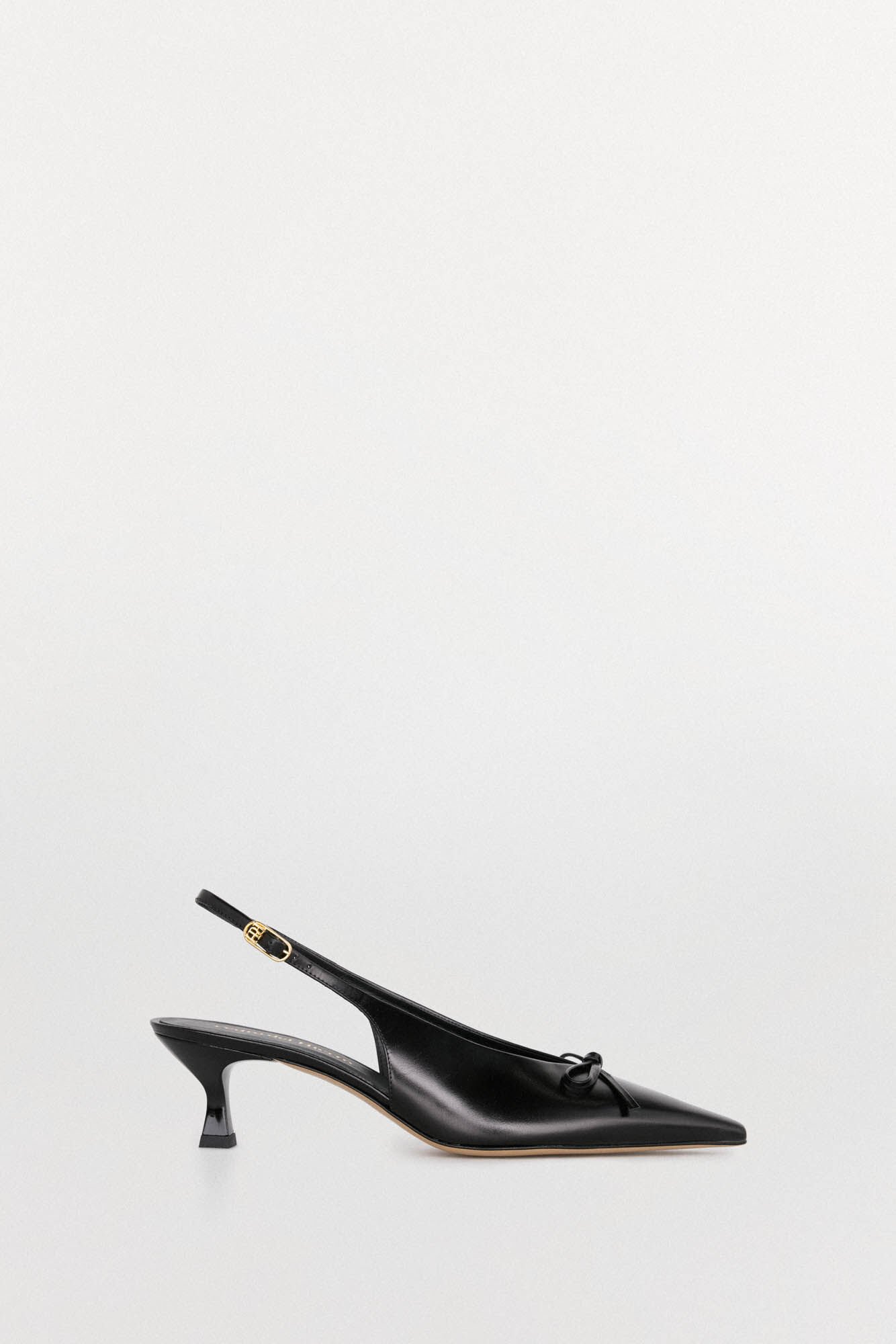 Pedro del Hierro Sapato tipo slingback de couro envernizado com salto gatinho